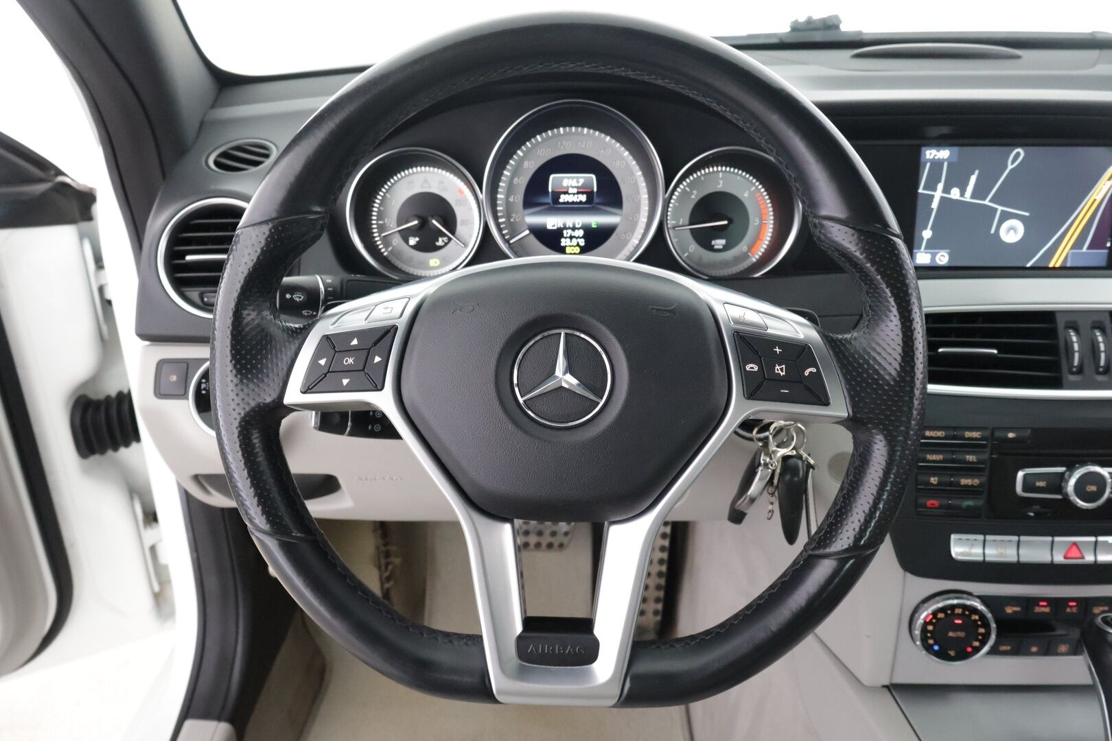 Mercedes-Benz C 2012 220 CDI Coupé AMG- Styling - Webasto / Panorama / AMG-paketit / Vaalea Sisusta / Vakkari  