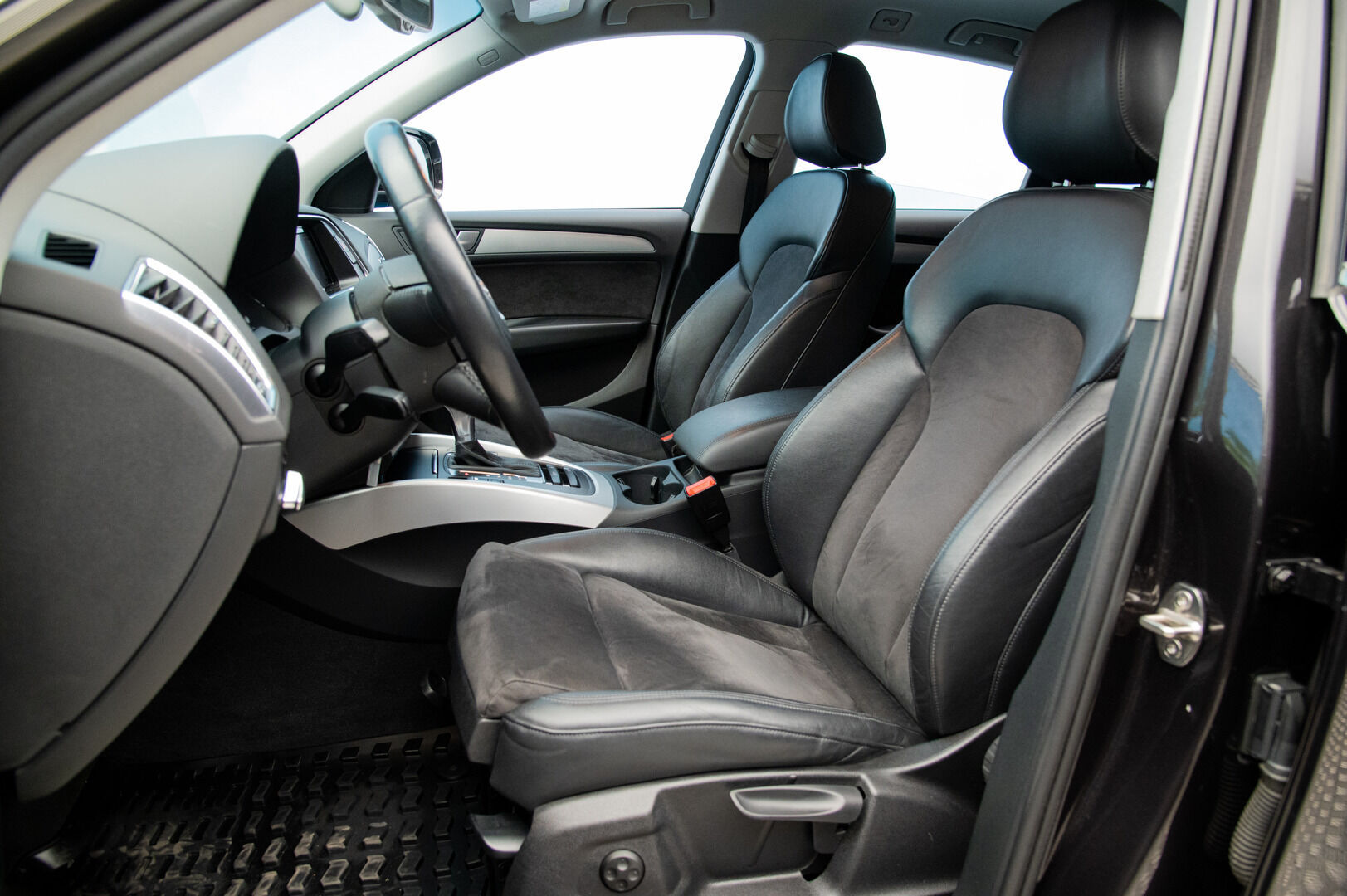 Audi Q5 2016 Offroad Land of quattro Edition 2,0 TDI 140 kW quattro S tronic - Webasto | Sporttipenkit | Koukku | Sähkötoiminen takaluukku | Xenon | Suomi-auto