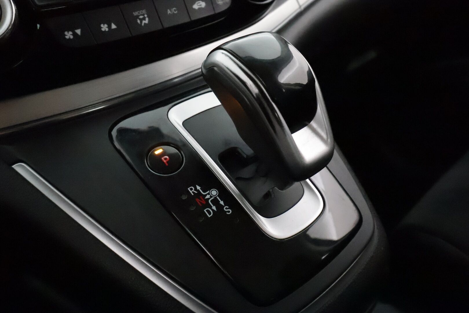 Honda CR-V 2016 1,6 Diesel Lifestyle AT **Vakkari / P.kamera / Eberspächer / Koukku / Puolinahat / Bluetooth** - Suomi-auto / Kahdet renkaat aluvanteilla