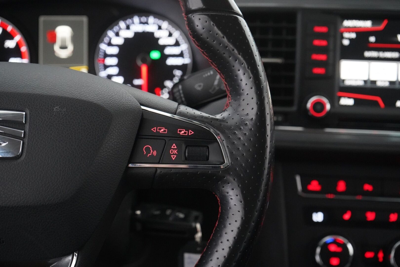 Seat Leon ST 2016 1,4 TSI 150 ACT FR DSG - Suomi- auto | ACC | Navi | Tutkat | Lohkolämmitin | Kahdet renkaat aluvantein | Jakohihna juuri vaihdettu! 