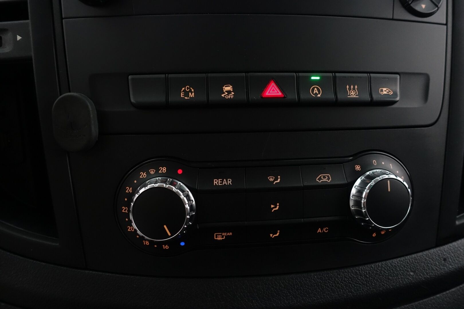 Mercedes-Benz Vito 2016 114 BlueTEC 4x4-3,05/34KB pitkä A3 A - | Webasto | 9-Paikkainen | Vetokoukku | LED ajovalot | Peruutuskamera | Vakionopeudensäädin | 2x Renkaat&Vanteet | Sähköinen liukuovi |