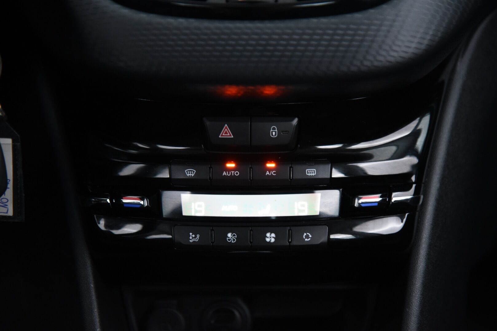 Peugeot 208 2016 Allure VTi 82 5-ov ETG Automaatti / Suomi-auto / Vakkari / Tutka / Apple Carplay / - Särmällä huoltohistorialla / Juuri katsastettu / 2x hyvät renkaat