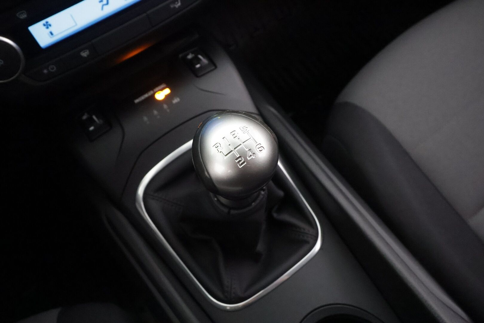 Toyota Avensis 2016 1,6 Valvematic Life Edition Touring Sports - | Koukku | Vakkari | Lohkolämmitin | Ilmastointi | Bluetooth | Penkinlämmittimet | Kahdet renkaat vanteineen | Suomiauto | Hyvin huollettu! | 