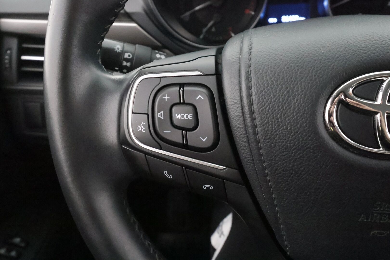 Toyota Avensis 2016 1,6 Valvematic Life Edition Touring Sports - | Koukku | Vakkari | Lohkolämmitin | Ilmastointi | Bluetooth | Penkinlämmittimet | Kahdet renkaat vanteineen | Suomiauto | Hyvin huollettu! | 