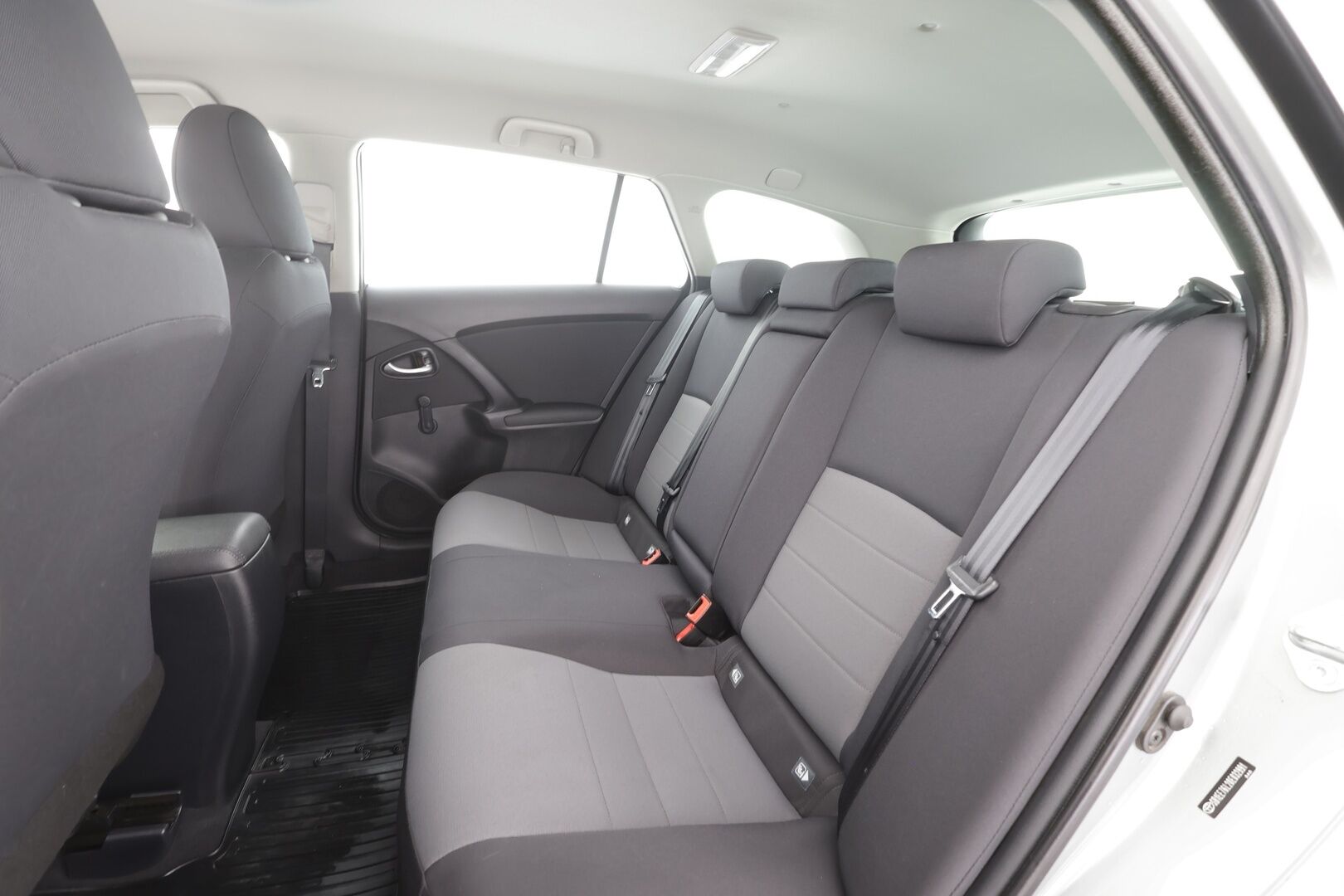 Toyota Avensis 2016 1,6 Valvematic Life Edition Touring Sports - | Koukku | Vakkari | Lohkolämmitin | Ilmastointi | Bluetooth | Penkinlämmittimet | Kahdet renkaat vanteineen | Suomiauto | Hyvin huollettu! | 