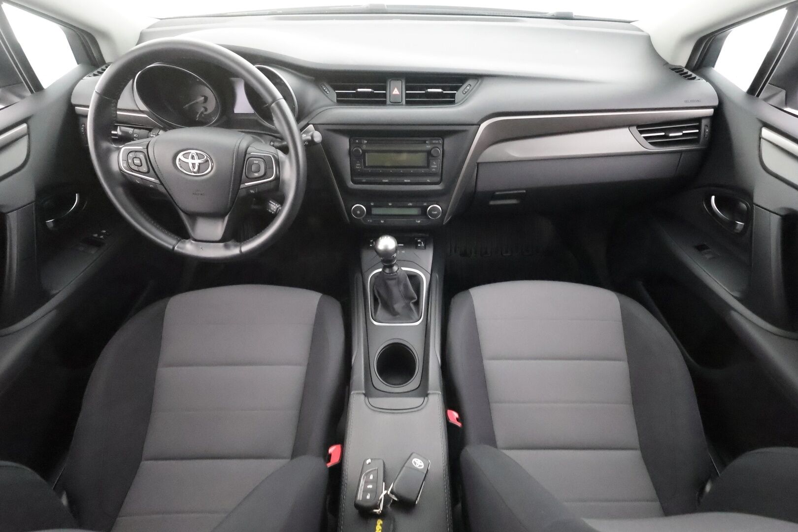 Toyota Avensis 2016 1,6 Valvematic Life Edition Touring Sports - | Koukku | Vakkari | Lohkolämmitin | Ilmastointi | Bluetooth | Penkinlämmittimet | Kahdet renkaat vanteineen | Suomiauto | Hyvin huollettu! | 