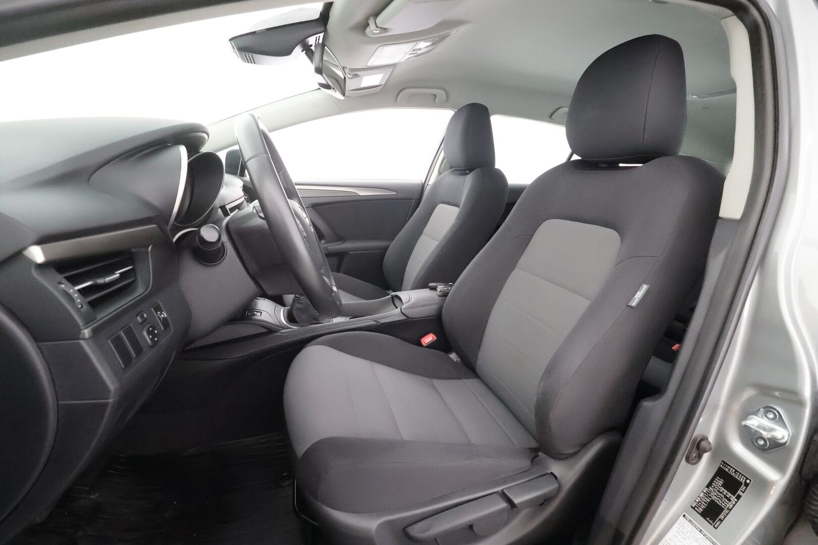 Toyota Avensis 2016 1,6 Valvematic Life Edition Touring Sports - | Koukku | Vakkari | Lohkolämmitin | Ilmastointi | Bluetooth | Penkinlämmittimet | Kahdet renkaat vanteineen | Suomiauto | Hyvin huollettu! | 