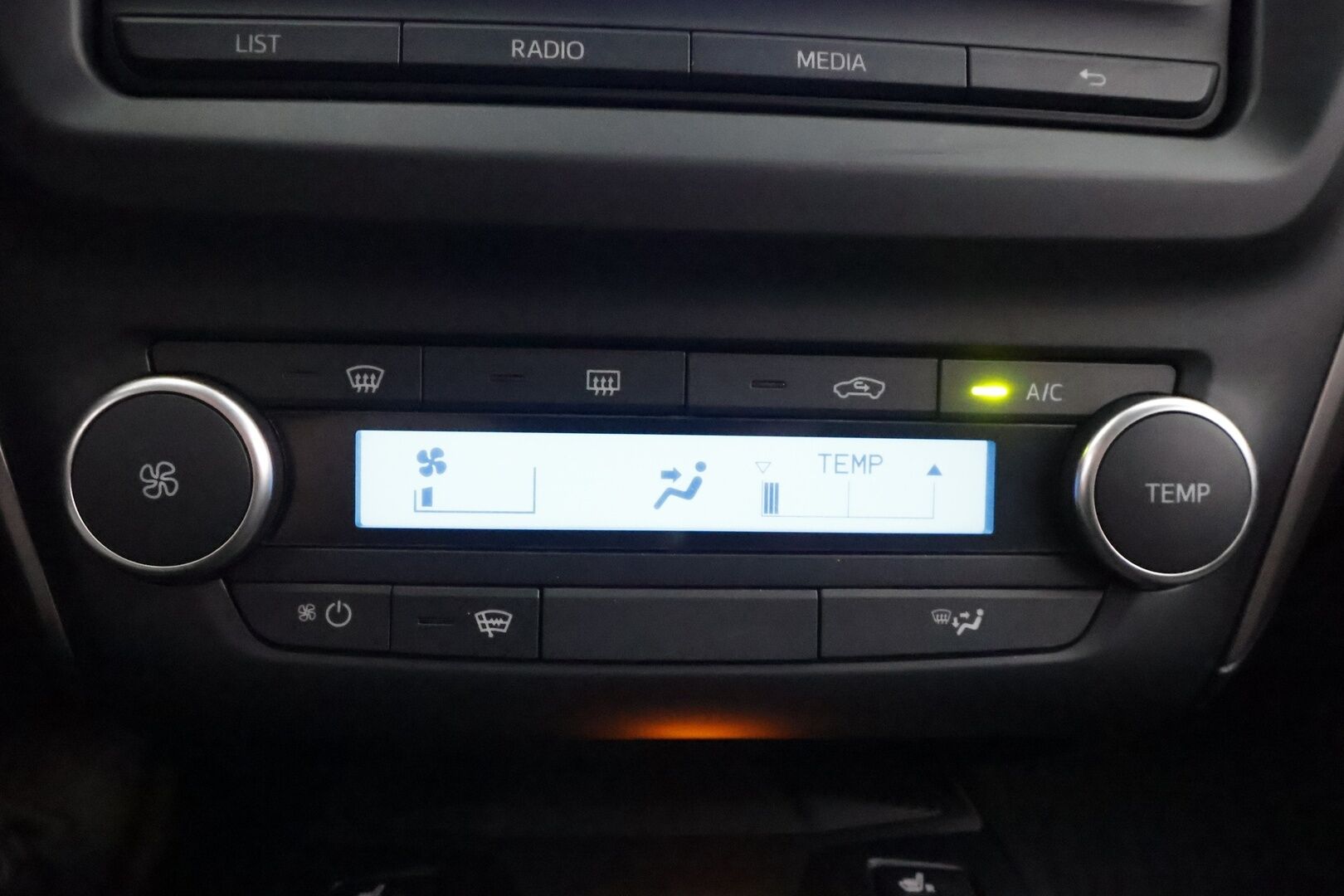 Toyota Avensis 2016 1,6 Valvematic Life Edition Touring Sports - | Koukku | Vakkari | Lohkolämmitin | Ilmastointi | Bluetooth | Penkinlämmittimet | Kahdet renkaat vanteineen | Suomiauto | Hyvin huollettu! | 