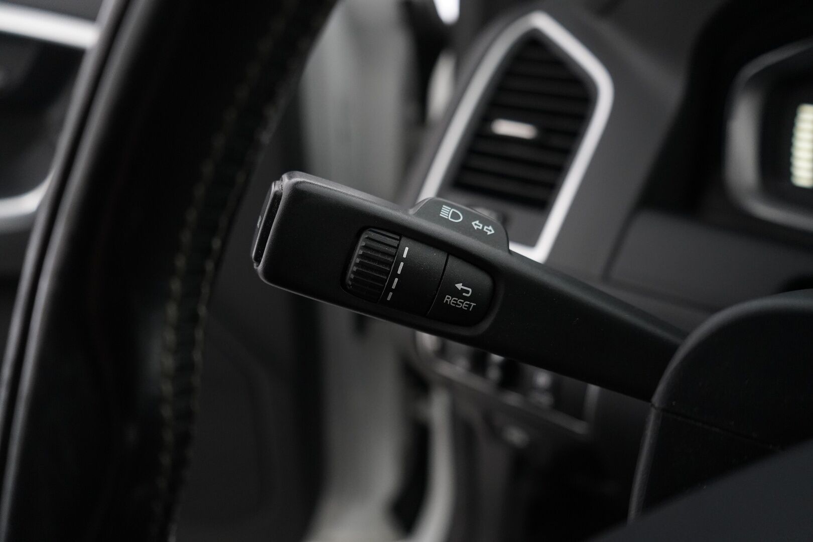 Volvo XC60 2016 D4 AWD Business R-Design aut *Webasto / Acc / Voc / Koukku / Keyless / Blis / Tutkat* - Suomi-Auto / Kahdet vanteet / Huollettu 239tkm / Helmiäisvalkoinen