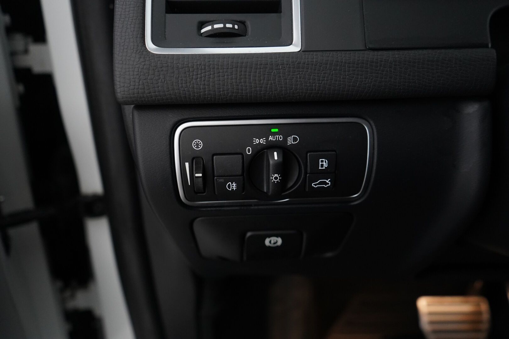 Volvo XC60 2016 D4 AWD Business R-Design aut *Webasto / Acc / Voc / Koukku / Keyless / Blis / Tutkat* - Suomi-Auto / Kahdet vanteet / Huollettu 239tkm / Helmiäisvalkoinen