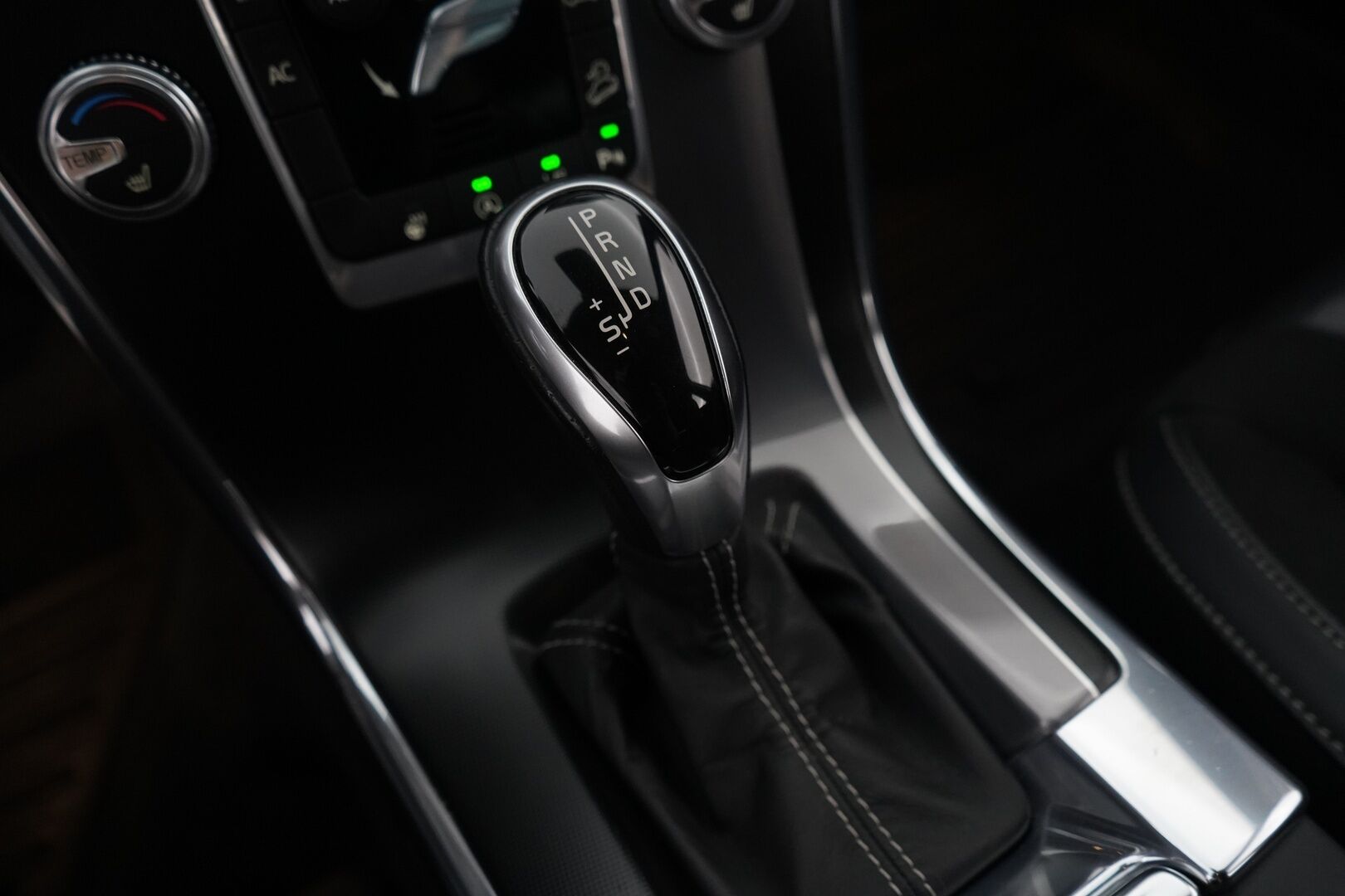 Volvo XC60 2016 D4 AWD Business R-Design aut *Webasto / Acc / Voc / Koukku / Keyless / Blis / Tutkat* - Suomi-Auto / Kahdet vanteet / Huollettu 239tkm / Helmiäisvalkoinen