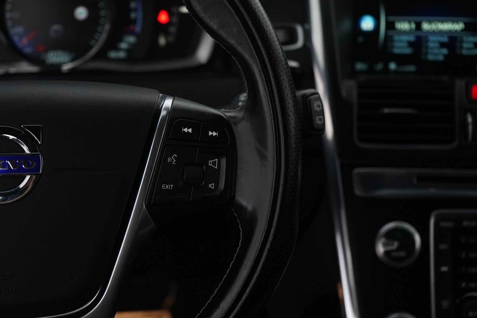 Volvo XC60 2016 D4 AWD Business R-Design aut *Webasto / Acc / Voc / Koukku / Keyless / Blis / Tutkat* - Suomi-Auto / Kahdet vanteet / Huollettu 239tkm / Helmiäisvalkoinen