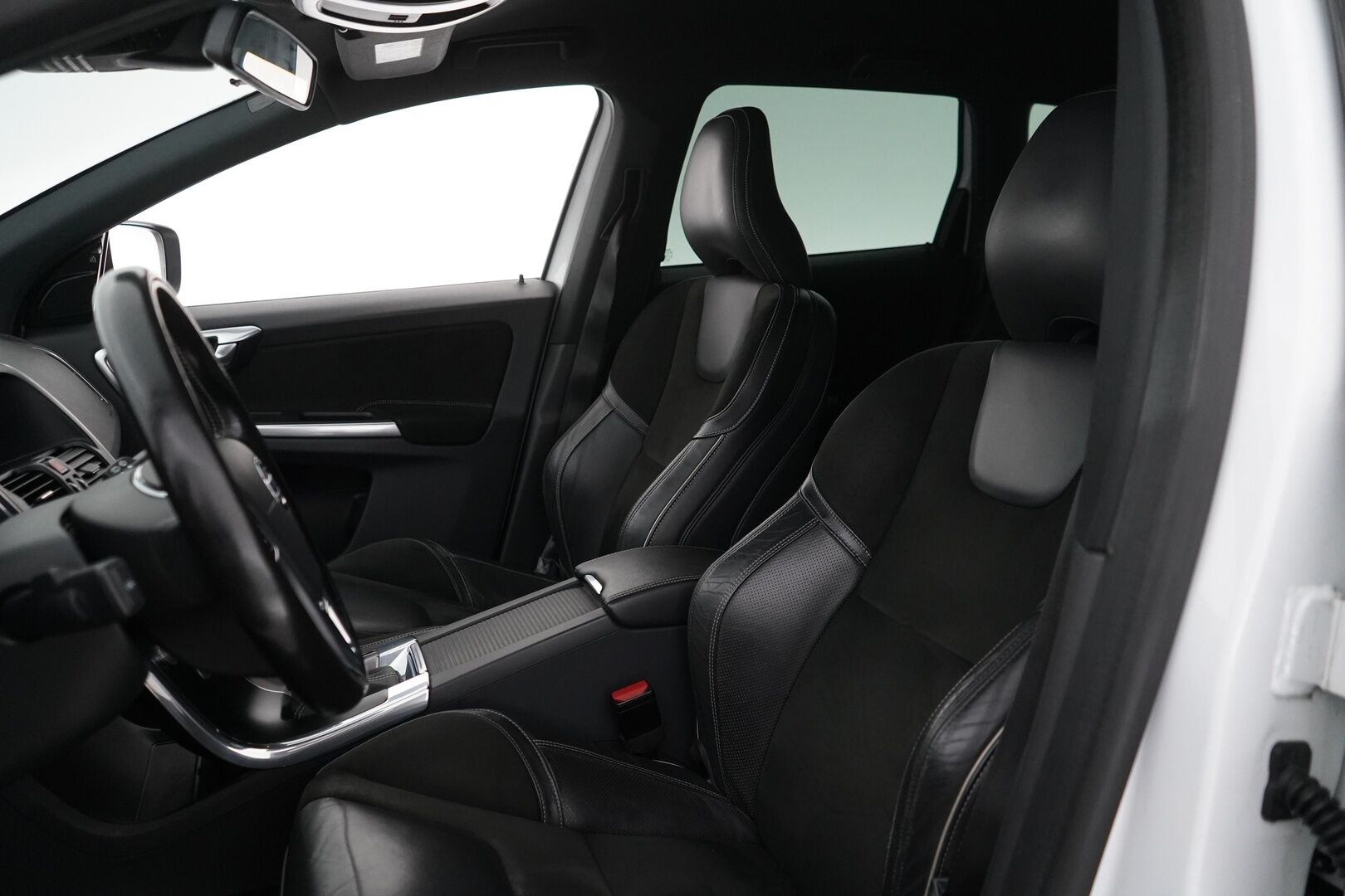 Volvo XC60 2016 D4 AWD Business R-Design aut *Webasto / Acc / Voc / Koukku / Keyless / Blis / Tutkat* - Suomi-Auto / Kahdet vanteet / Huollettu 239tkm / Helmiäisvalkoinen