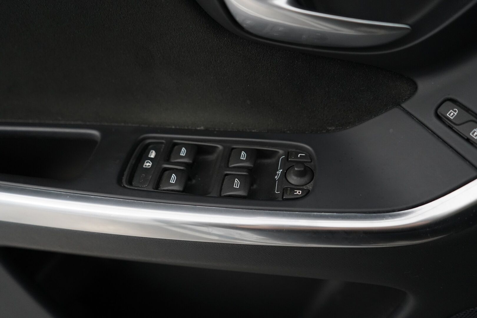 Volvo XC60 2016 D4 AWD Business R-Design aut *Webasto / Acc / Voc / Koukku / Keyless / Blis / Tutkat* - Suomi-Auto / Kahdet vanteet / Huollettu 239tkm / Helmiäisvalkoinen
