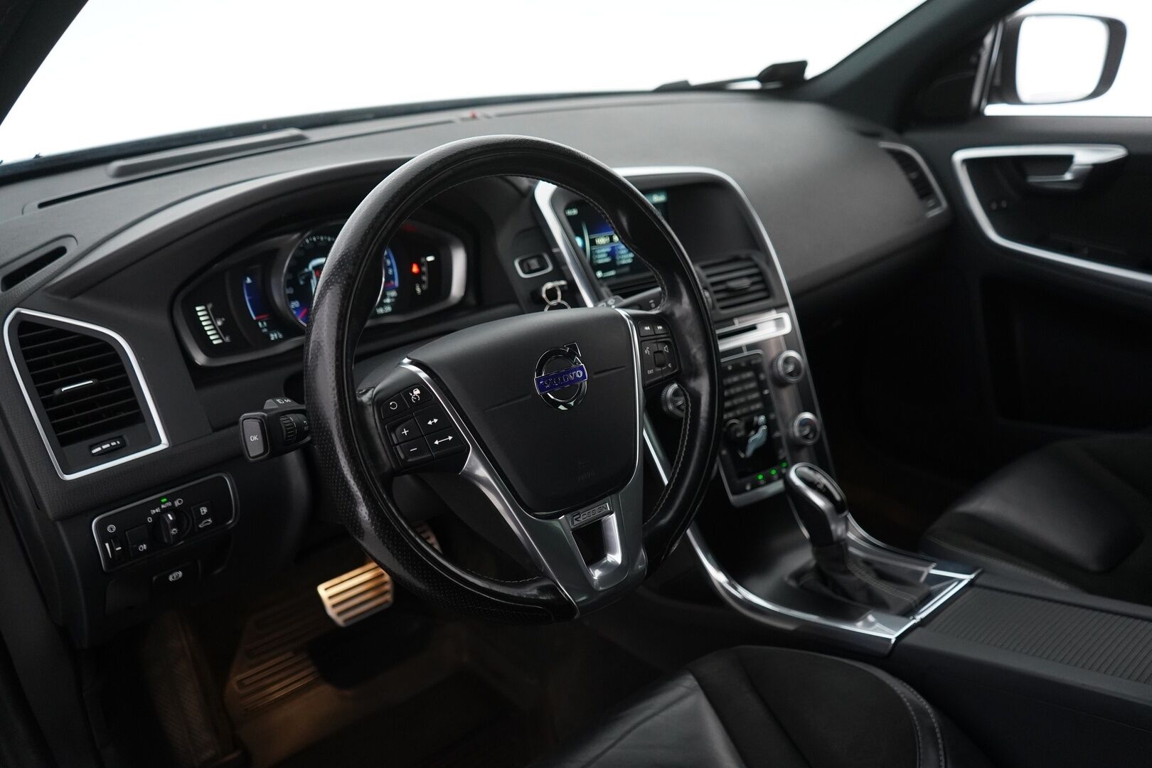 Volvo XC60 2016 D4 AWD Business R-Design aut *Webasto / Acc / Voc / Koukku / Keyless / Blis / Tutkat* - Suomi-Auto / Kahdet vanteet / Huollettu 239tkm / Helmiäisvalkoinen