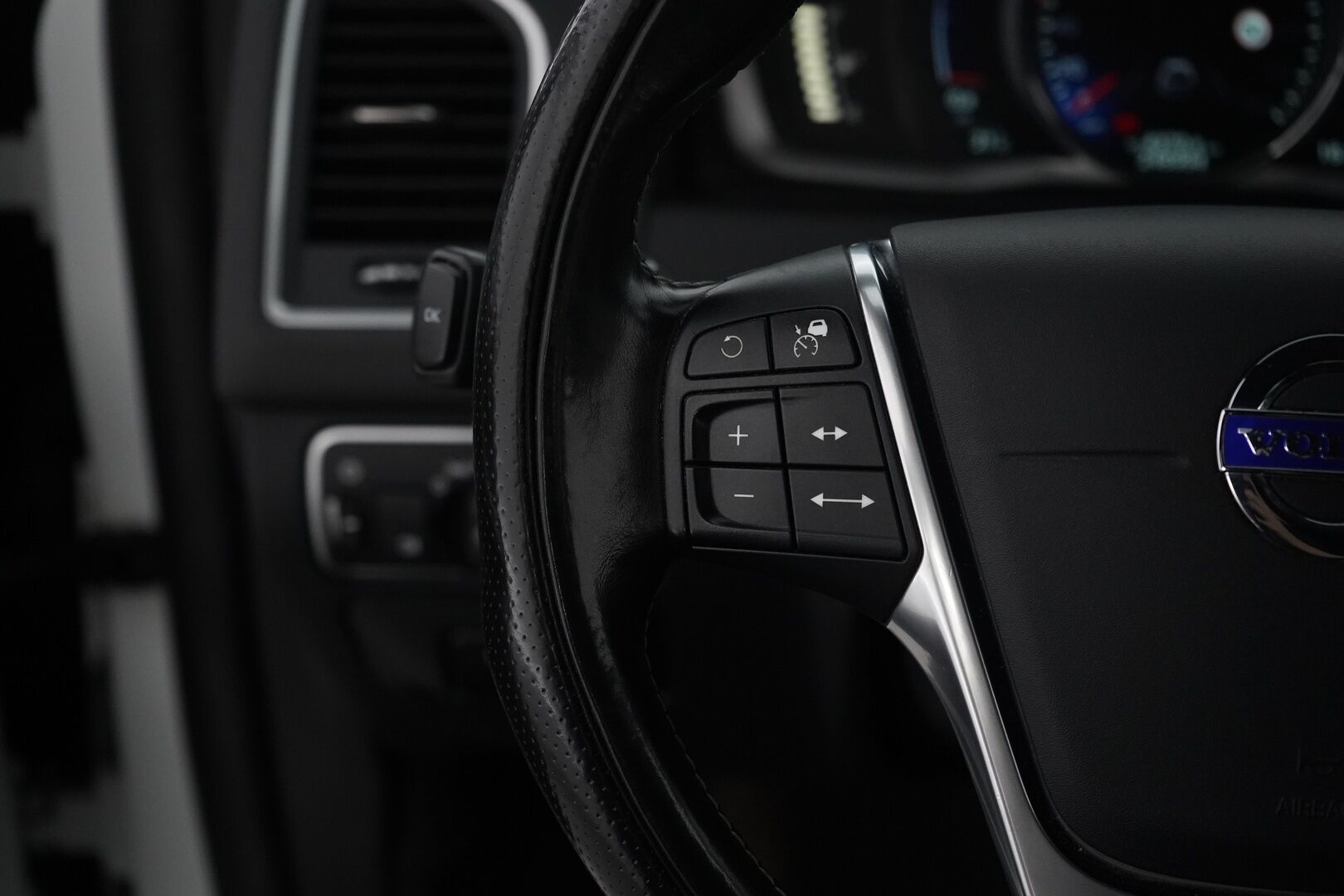 Volvo XC60 2016 D4 AWD Business R-Design aut *Webasto / Acc / Voc / Koukku / Keyless / Blis / Tutkat* - Suomi-Auto / Kahdet vanteet / Huollettu 239tkm / Helmiäisvalkoinen