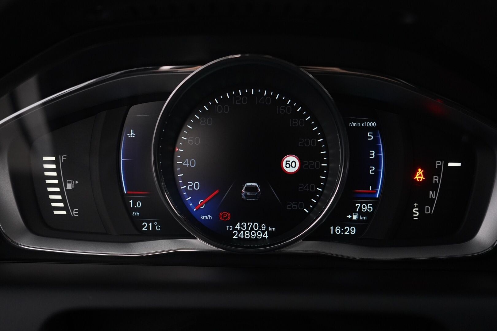 Volvo XC60 2016 D4 AWD Business R-Design aut *Webasto / Acc / Voc / Koukku / Keyless / Blis / Tutkat* - Suomi-Auto / Kahdet vanteet / Huollettu 239tkm / Helmiäisvalkoinen