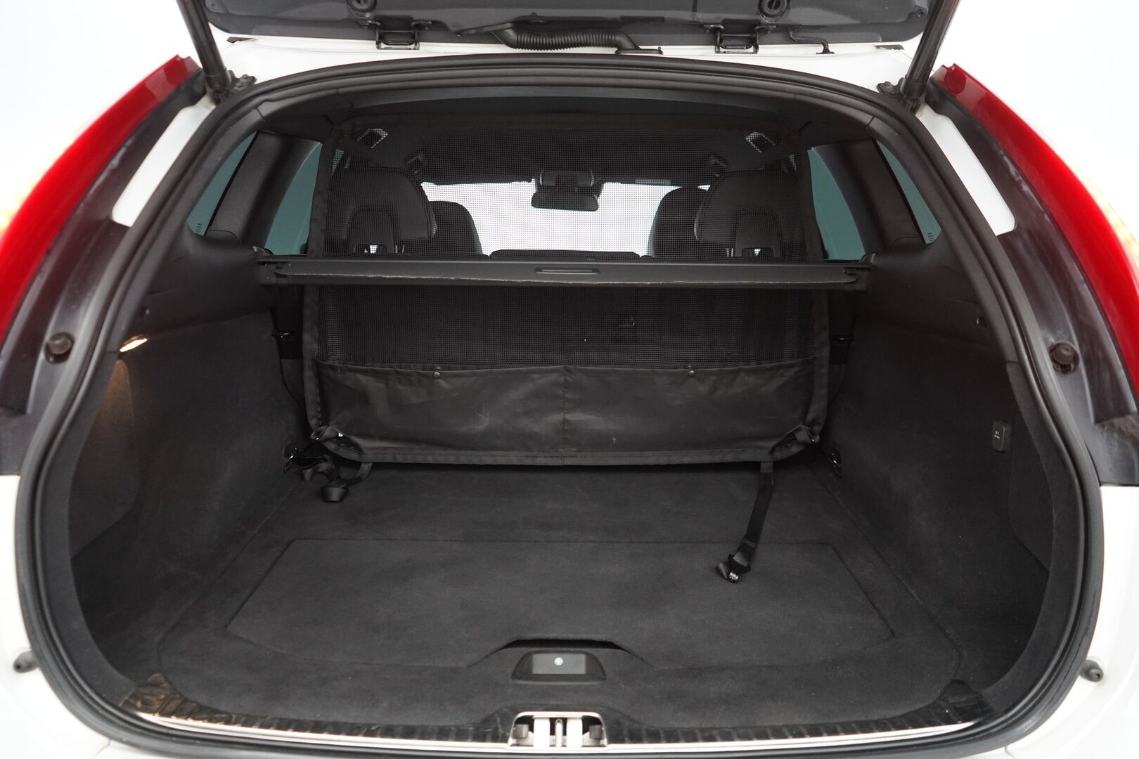 Volvo XC60 2016 D4 AWD Business R-Design aut *Webasto / Acc / Voc / Koukku / Keyless / Blis / Tutkat* - Suomi-Auto / Kahdet vanteet / Huollettu 239tkm / Helmiäisvalkoinen