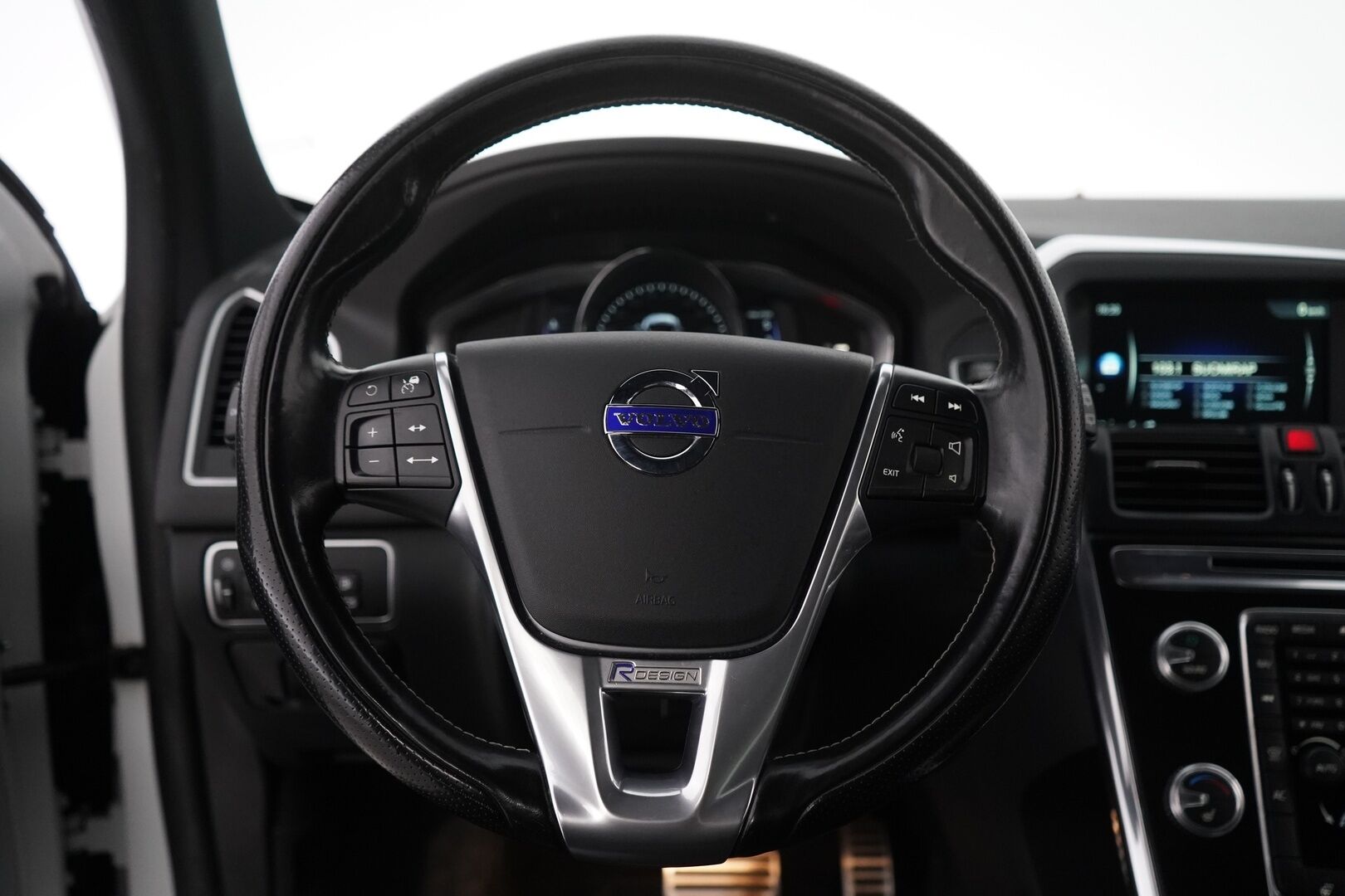 Volvo XC60 2016 D4 AWD Business R-Design aut *Webasto / Acc / Voc / Koukku / Keyless / Blis / Tutkat* - Suomi-Auto / Kahdet vanteet / Huollettu 239tkm / Helmiäisvalkoinen