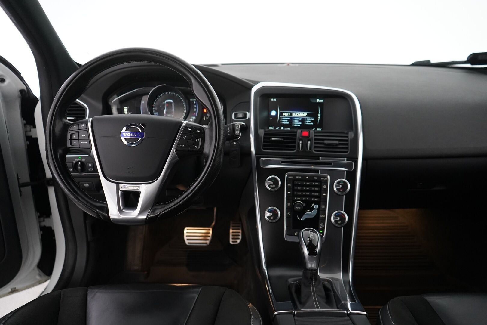 Volvo XC60 2016 D4 AWD Business R-Design aut *Webasto / Acc / Voc / Koukku / Keyless / Blis / Tutkat* - Suomi-Auto / Kahdet vanteet / Huollettu 239tkm / Helmiäisvalkoinen