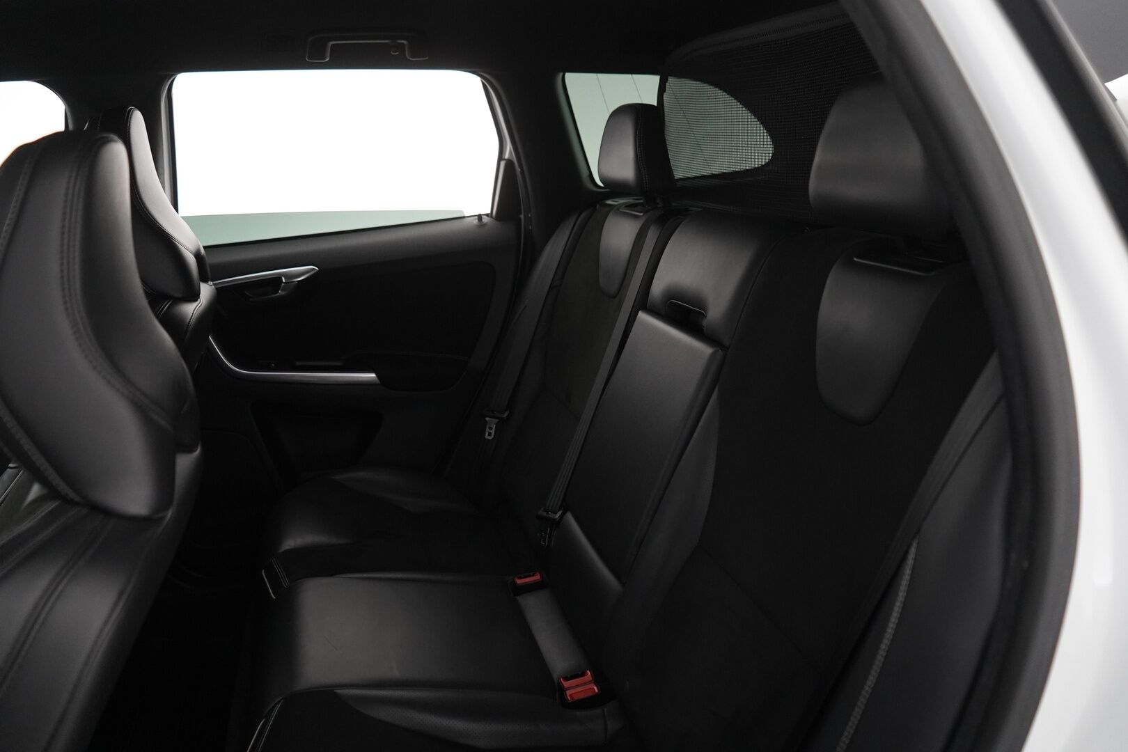 Volvo XC60 2016 D4 AWD Business R-Design aut *Webasto / Acc / Voc / Koukku / Keyless / Blis / Tutkat* - Suomi-Auto / Kahdet vanteet / Huollettu 239tkm / Helmiäisvalkoinen