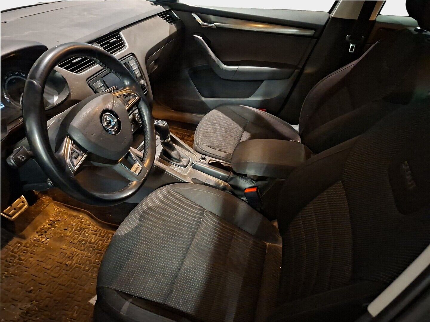 Skoda Octavia 2017 Combi 2,0 TDI 184 4x4 Scout DSG Aut. *ACC / Webasto / Koukku / Tutkat / Lämmitettävä tuulilasi* - Uudet kesärenkaat / Uusi tuulilasi / Hyvä huoltohistoria - HULLUT AVAJAISHULINAT KORKOTARJOUS 3,29 %