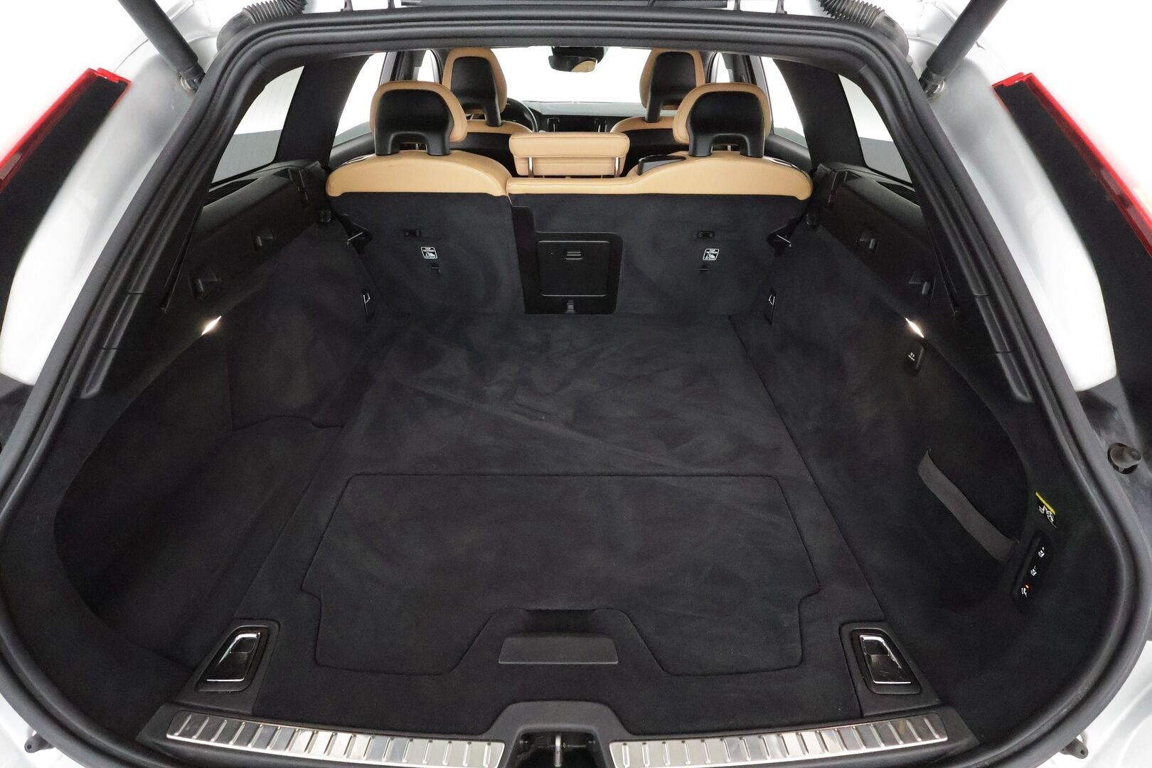 Volvo V90 2017 D4 AWD Business Inscription aut ** HUD / 360° Kamera / Webasto / Koukku / Adapt.Vakkari / Sporttipenkki Muistilla ** - Suomi-auto / Merkkihuollettu! / Juuri huollettu / Uudet talvirenkaat *