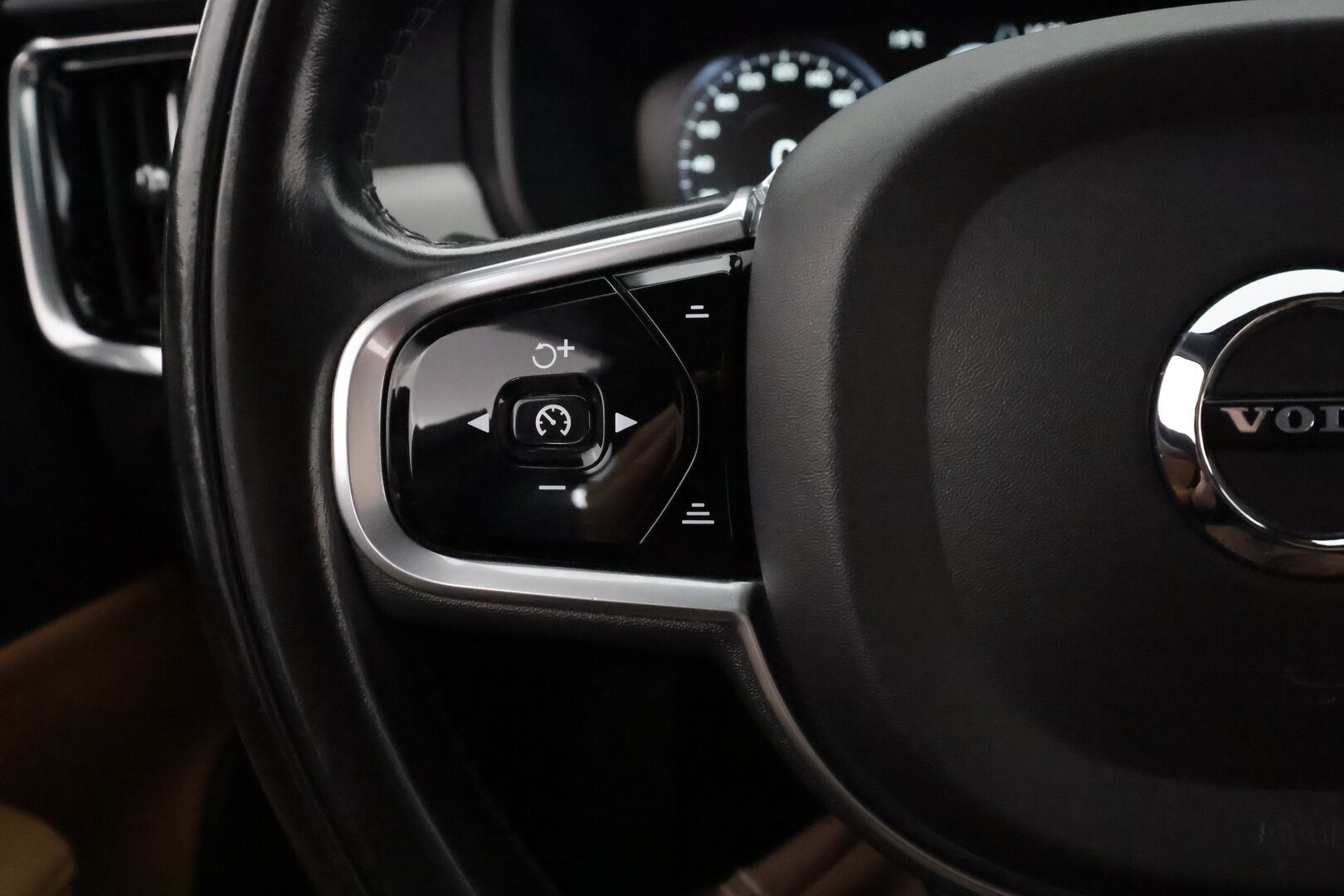Volvo V90 2017 D4 AWD Business Inscription aut ** HUD / 360° Kamera / Webasto / Koukku / Adapt.Vakkari / Sporttipenkki Muistilla ** - Suomi-auto / Merkkihuollettu! / Juuri huollettu / Uudet talvirenkaat *