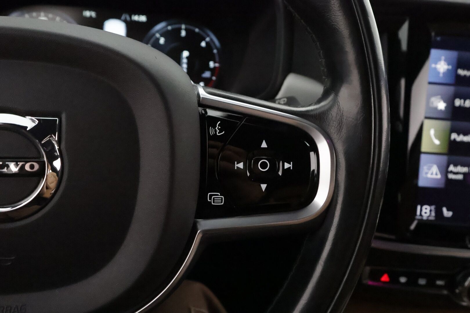 Volvo V90 2017 D4 AWD Business Inscription aut ** HUD / 360° Kamera / Webasto / Koukku / Adapt.Vakkari / Sporttipenkki Muistilla ** - Suomi-auto / Merkkihuollettu! / Juuri huollettu / Uudet talvirenkaat *