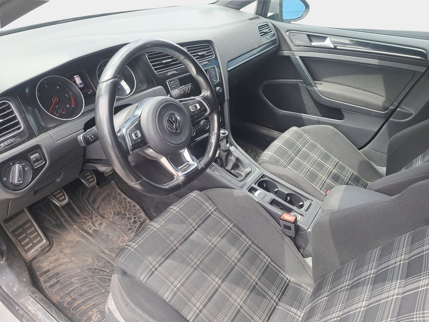 Volkswagen Golf 2017 GTD 2,0 TDI 135 kW (184 hv) - | Lohkolämmitin | P. Tutkat | Vakionopeudensäädin | Navi | Bluetooth | 2x Renkaat ja vanteet |