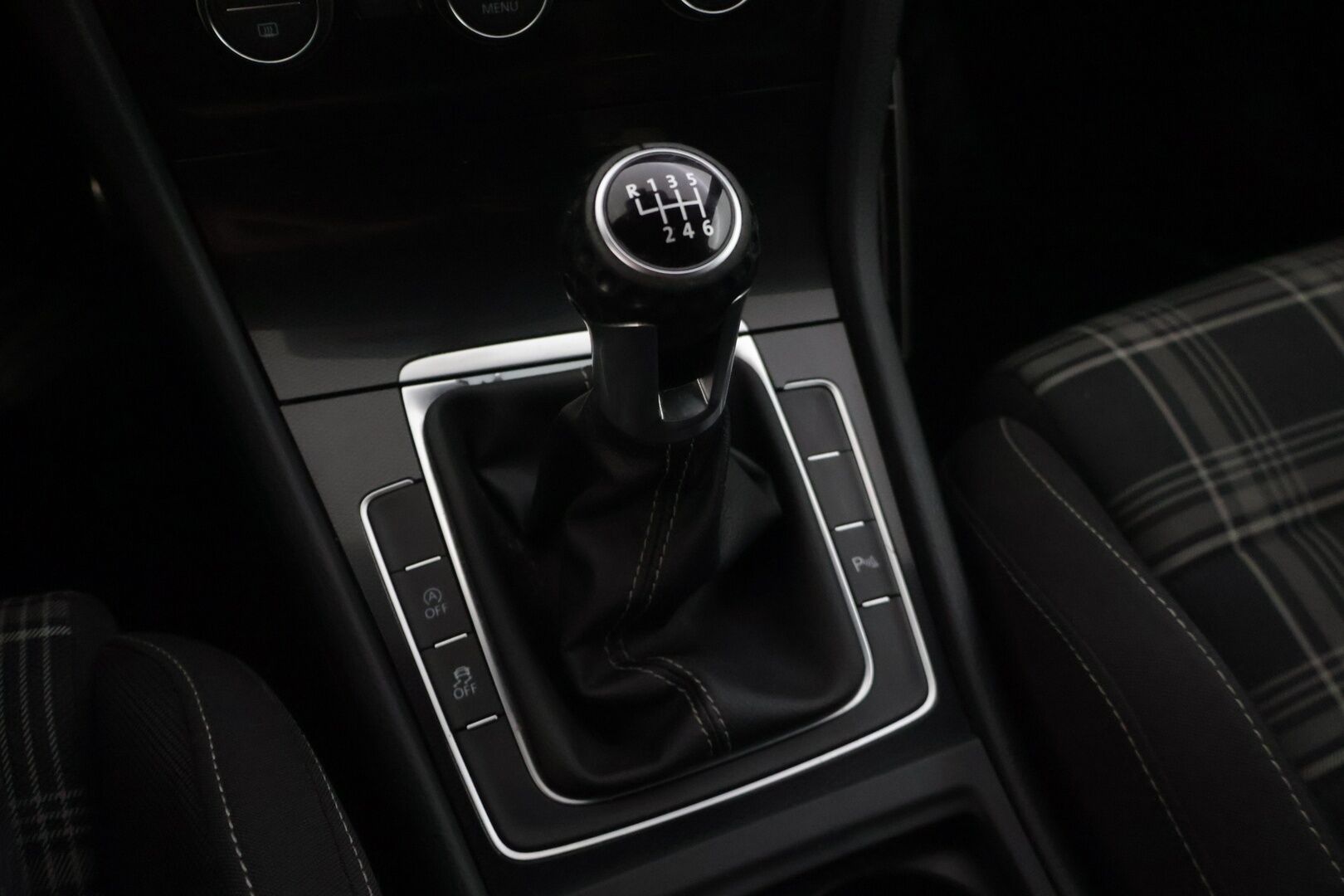 Volkswagen Golf 2017 GTD 2,0 TDI 135 kW (184 hv) - | Lohkolämmitin | P. Tutkat | Vakionopeudensäädin | Navi | Bluetooth | 2x Renkaat ja vanteet |