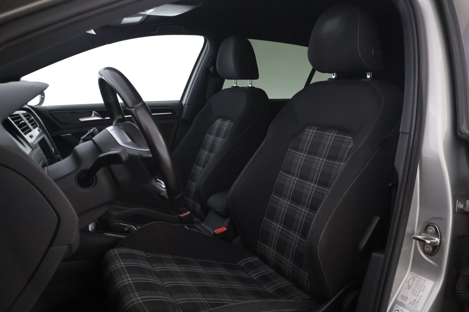 Volkswagen Golf 2017 GTD 2,0 TDI 135 kW (184 hv) - | Lohkolämmitin | P. Tutkat | Vakionopeudensäädin | Navi | Bluetooth | 2x Renkaat ja vanteet |