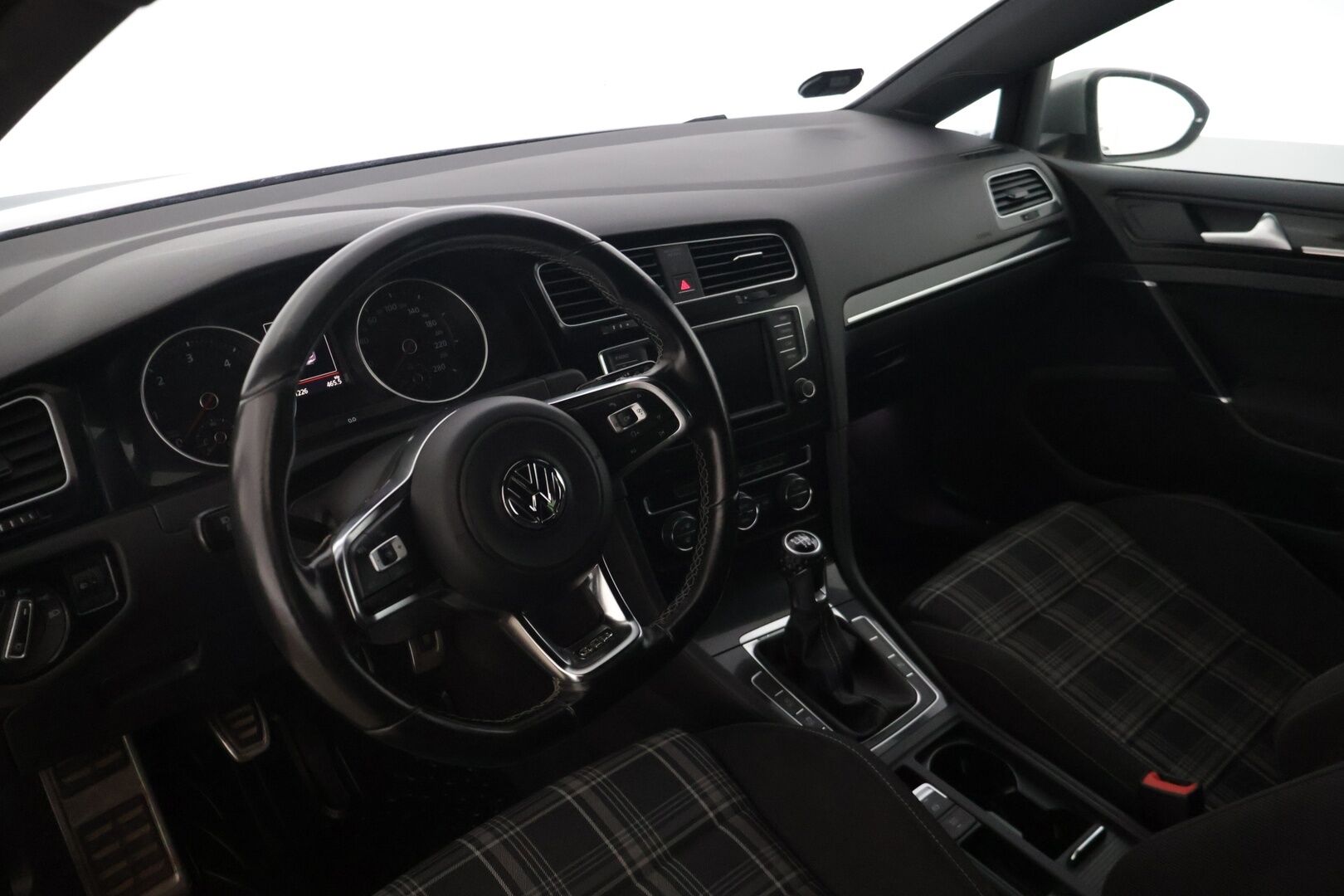 Volkswagen Golf 2017 GTD 2,0 TDI 135 kW (184 hv) - | Lohkolämmitin | P. Tutkat | Vakionopeudensäädin | Navi | Bluetooth | 2x Renkaat ja vanteet |