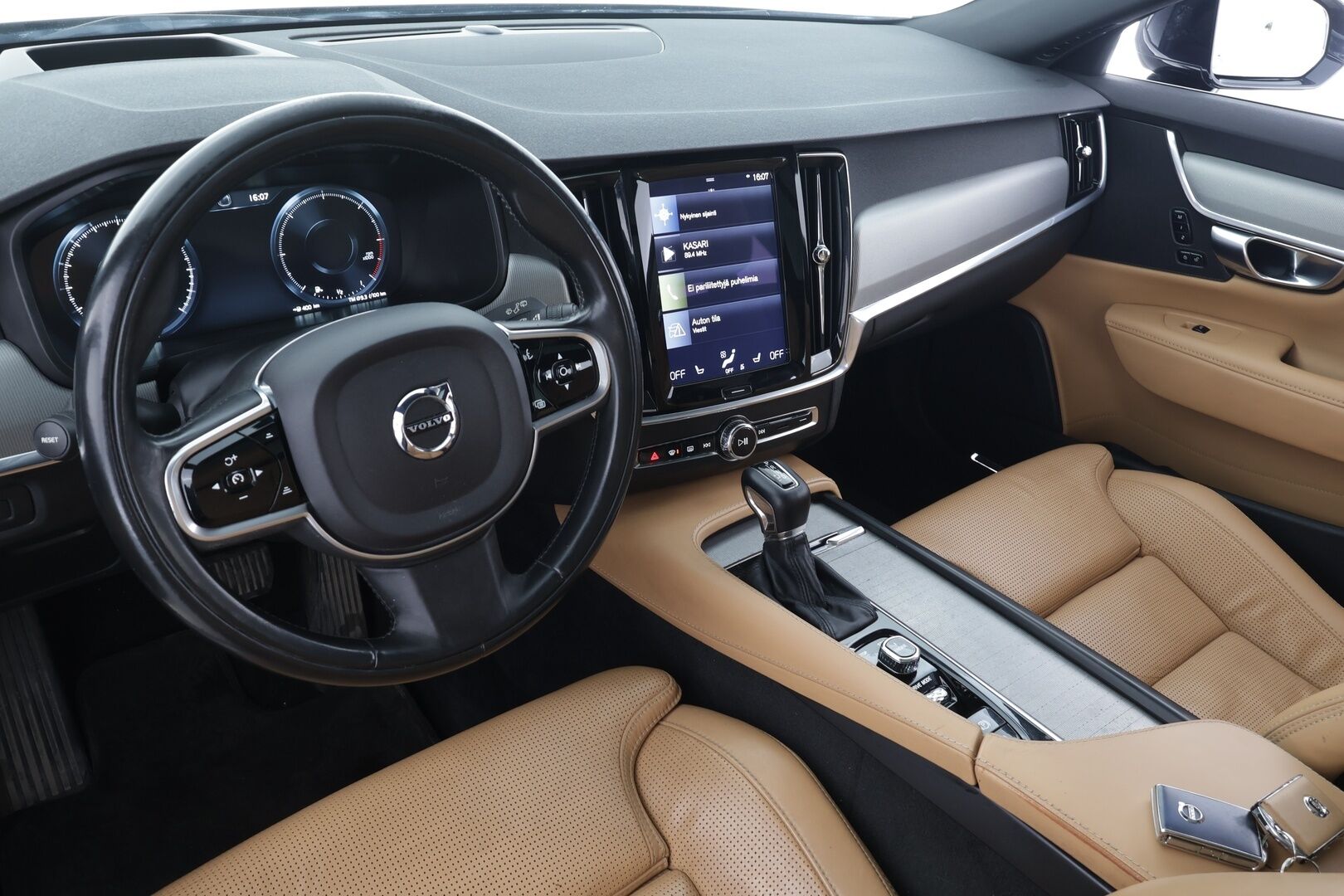 Volvo V90 2017 D5 AWD Business Inscription aut * ACC / HUD / 360° / Ilmastoidut muistipenkit / BLIS / Panorama / Keyless / Full LED / Webasto * - Suomi-auto / Kahdet renkaat aluvanteilla / Juuri katsastettu / Huippuvarusteet