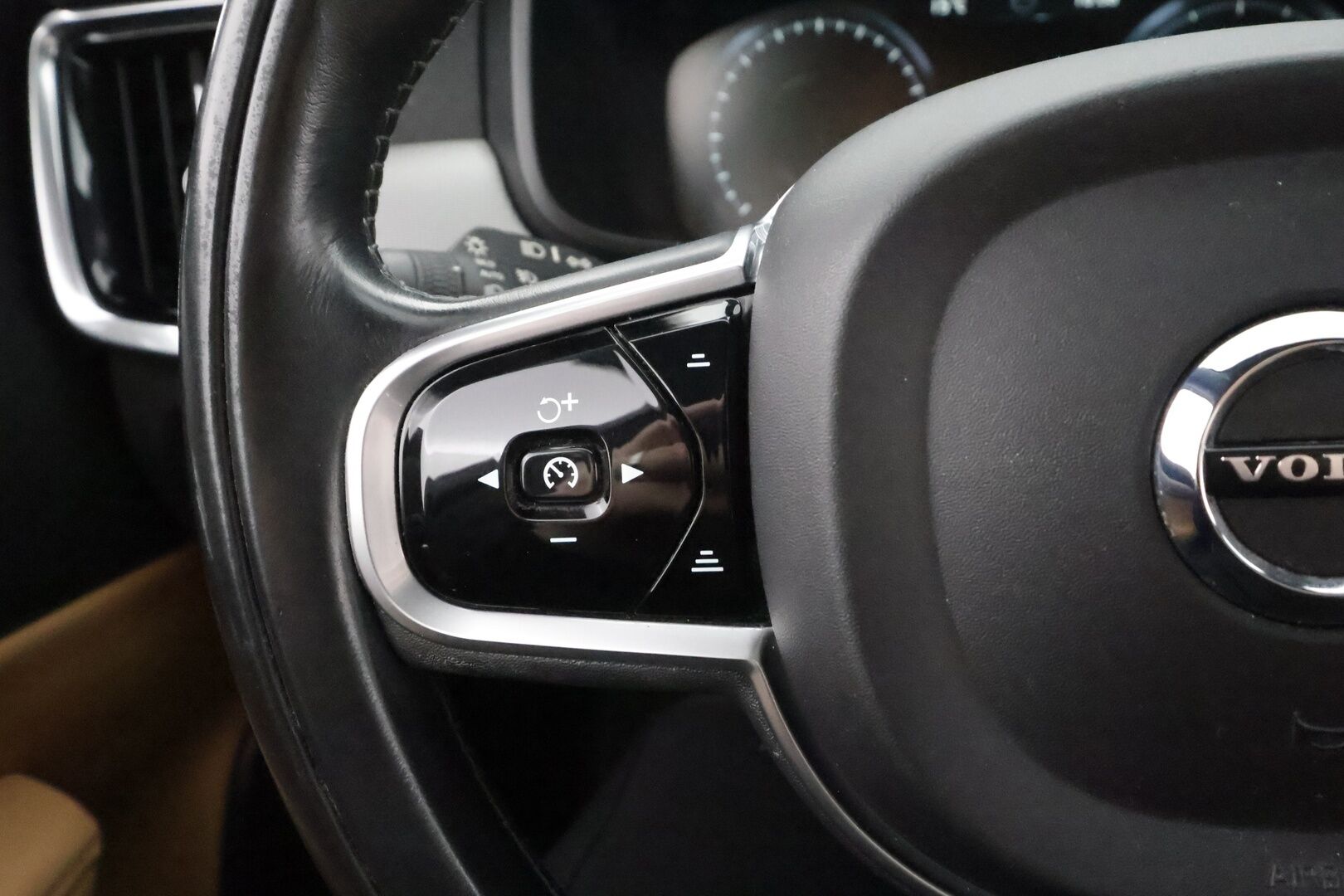 Volvo V90 2017 D5 AWD Business Inscription aut - Ilman AD-Blue järjestelmää | ACC | HUD | 360° | Ilmastoidut muistipenkit | BLIS | Panorama | Keyless | Full LED | Webasto
