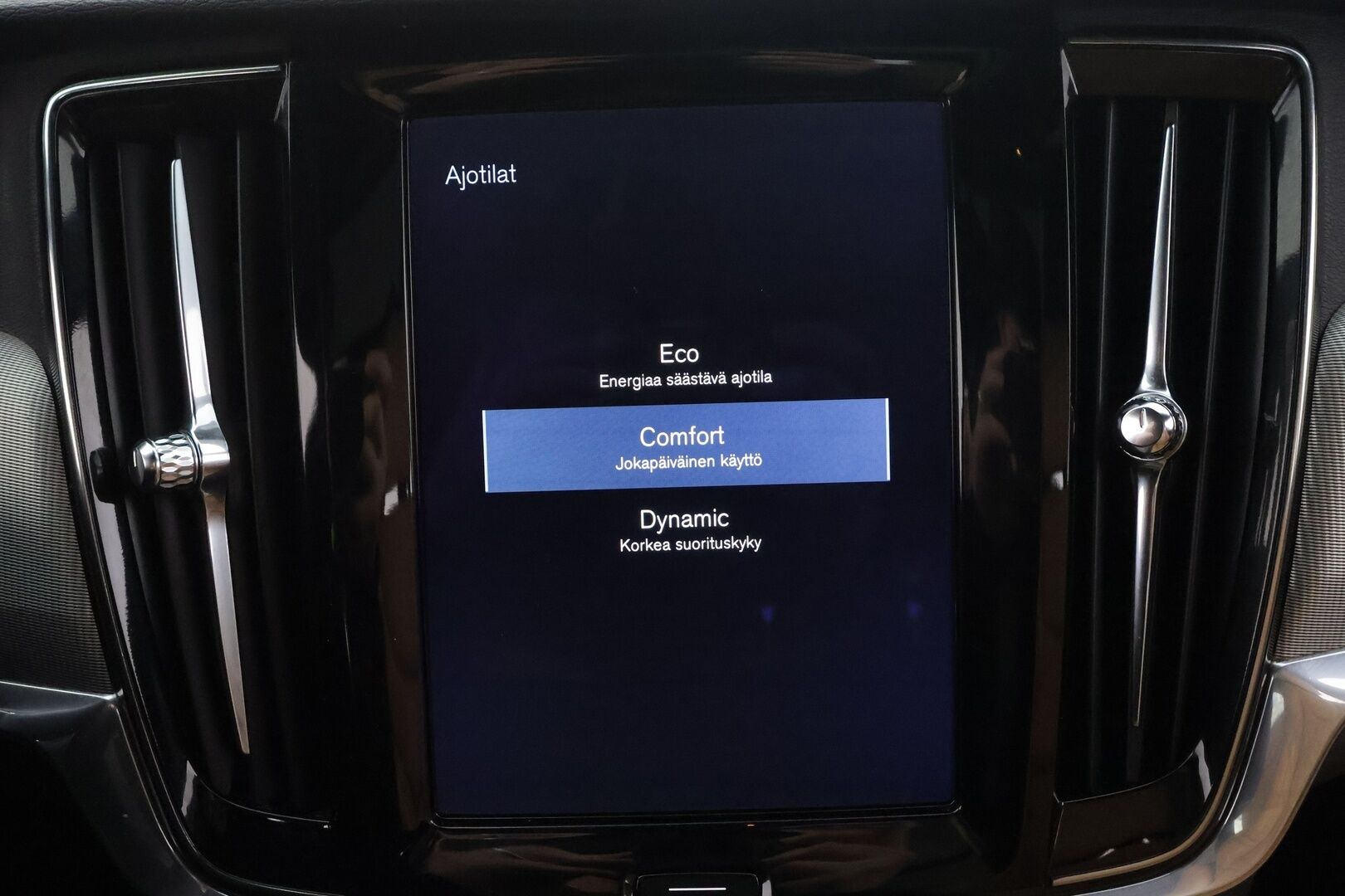 Volvo V90 2017 D5 AWD Business Inscription aut - Ilman AD-Blue järjestelmää | ACC | HUD | 360° | Ilmastoidut muistipenkit | BLIS | Panorama | Keyless | Full LED | Webasto