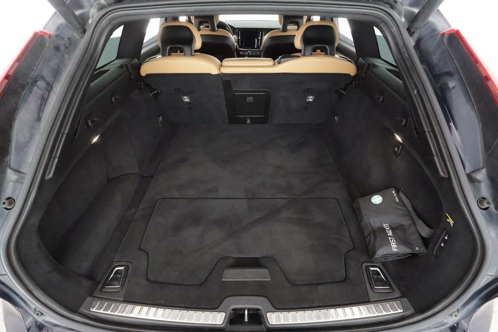 Volvo V90 2017 D5 AWD Business Inscription aut - Ilman AD-Blue järjestelmää | ACC | HUD | 360° | Ilmastoidut muistipenkit | BLIS | Panorama | Keyless | Full LED | Webasto