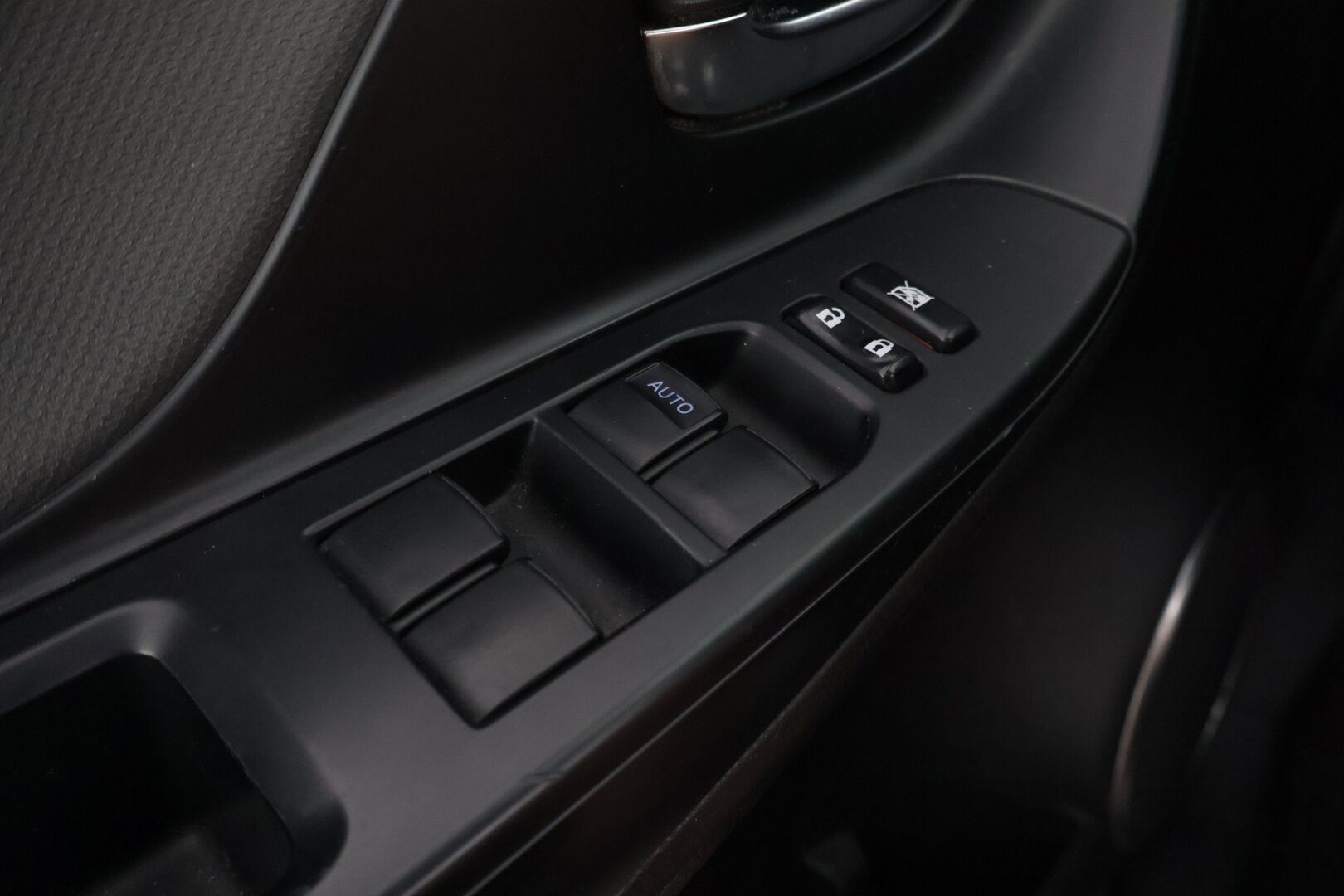 Toyota Yaris 2017 1,5 Hybrid Active 5ov - Huutokaupat.com / Merkkihuollettu / p-kamera