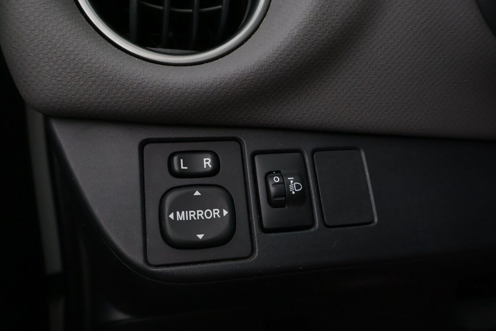 Toyota Yaris 2017 1,5 Hybrid Active 5ov - Huutokaupat.com / Merkkihuollettu / p-kamera