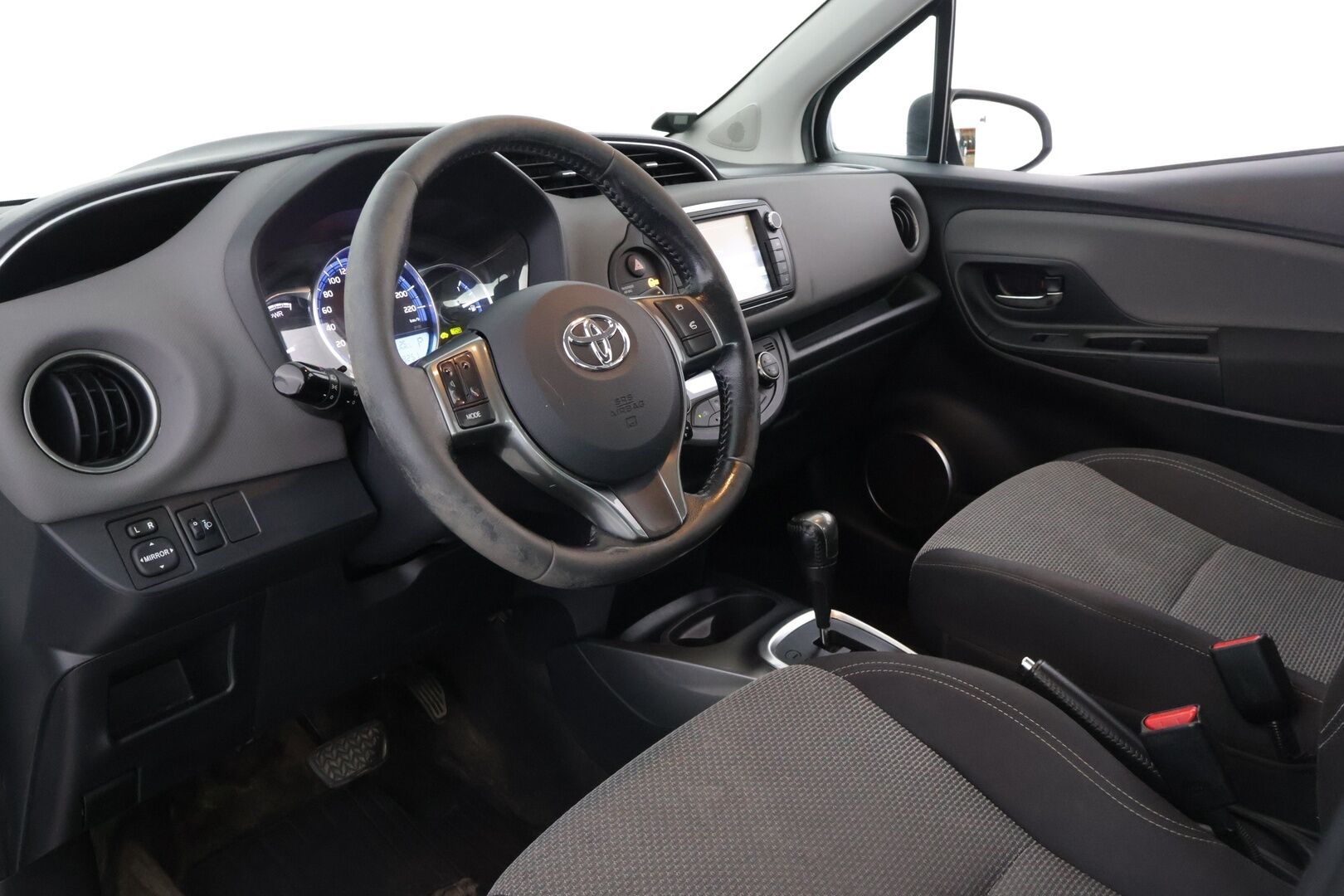 Toyota Yaris 2017 1,5 Hybrid Active 5ov - Huutokaupat.com / Merkkihuollettu / p-kamera