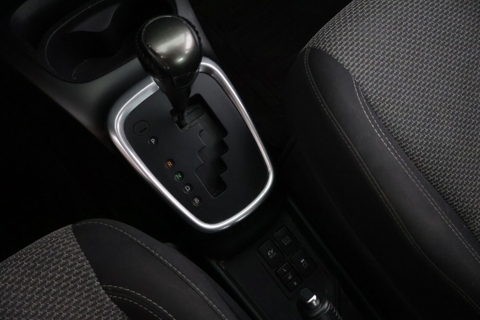 Toyota Yaris 2017 1,5 Hybrid Active 5ov - Huutokaupat.com / Merkkihuollettu / p-kamera