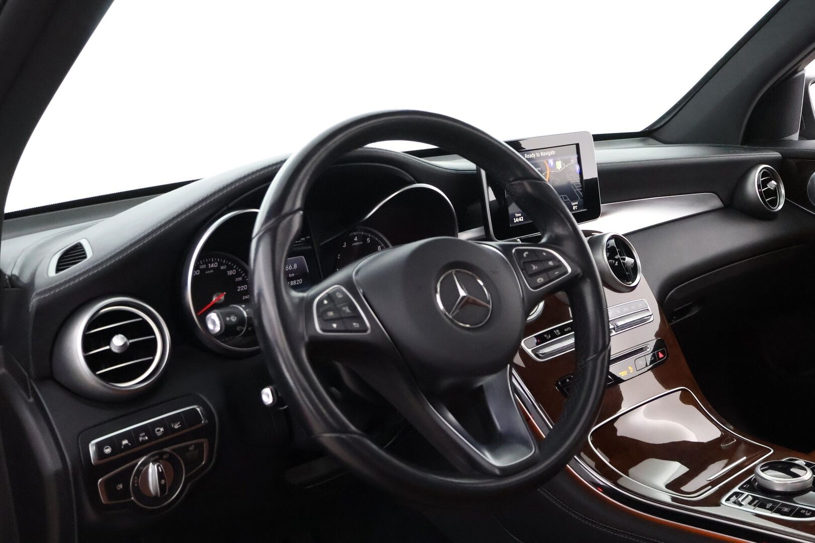 Mercedes-Benz GLC 2017 350 e 4Matic A Premium Business - Suomiauto / Burmester / Distronic / Panoraama / Ilma-Alusta / Vetokoukku / Nahkasisusta / 360-Kamera / HUD / Supervarusteet!