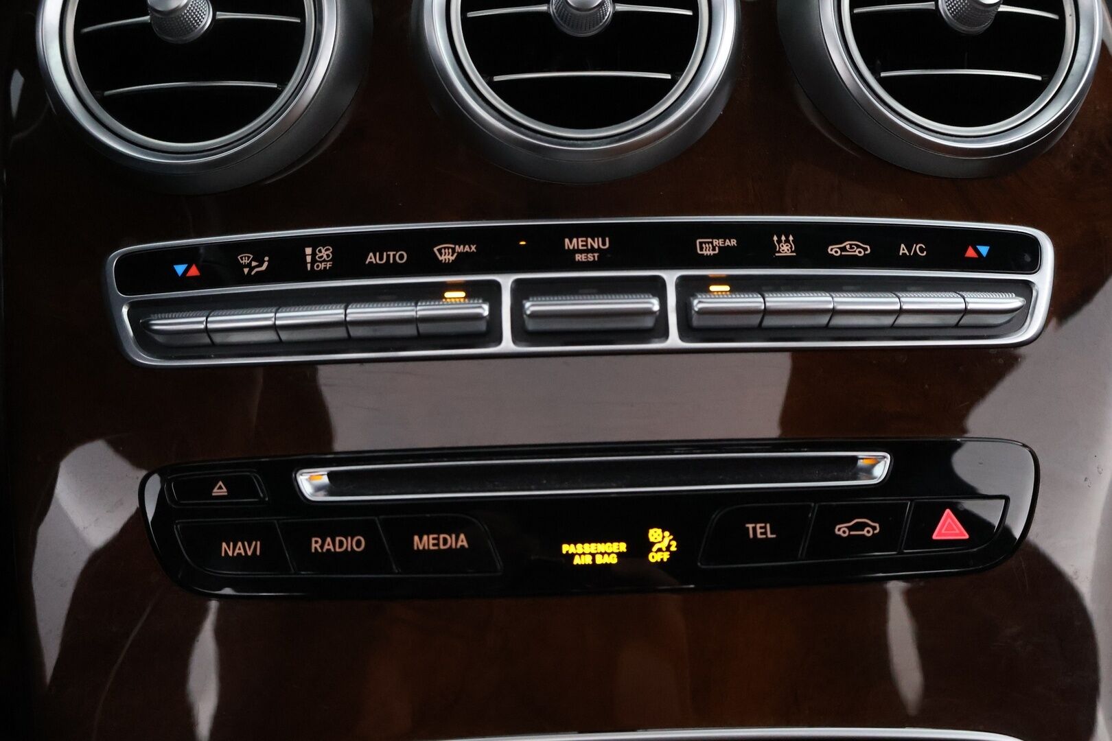 Mercedes-Benz GLC 2017 350 e 4Matic A Premium Business - Suomiauto / Burmester / Distronic / Panoraama / Ilma-Alusta / Vetokoukku / Nahkasisusta / 360-Kamera / HUD / Supervarusteet!