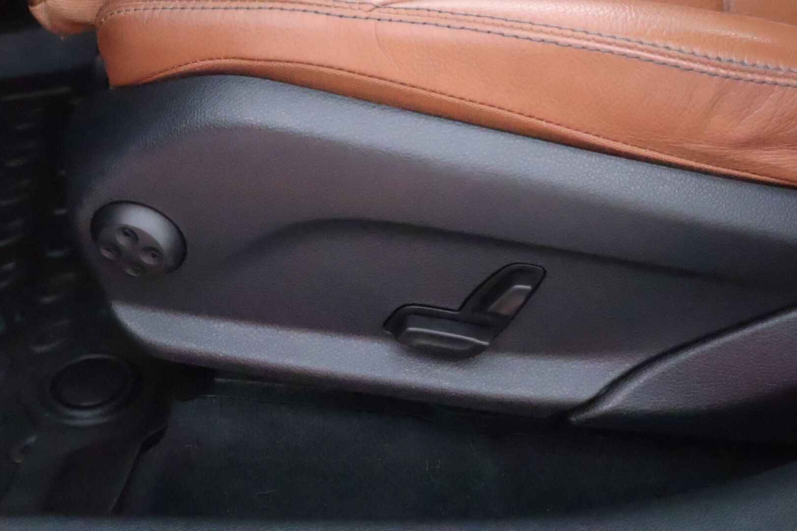 Mercedes-Benz GLC 2017 350 e 4Matic A Premium Business - Suomiauto / Burmester / Distronic / Panoraama / Ilma-Alusta / Vetokoukku / Nahkasisusta / 360-Kamera / HUD / Supervarusteet!