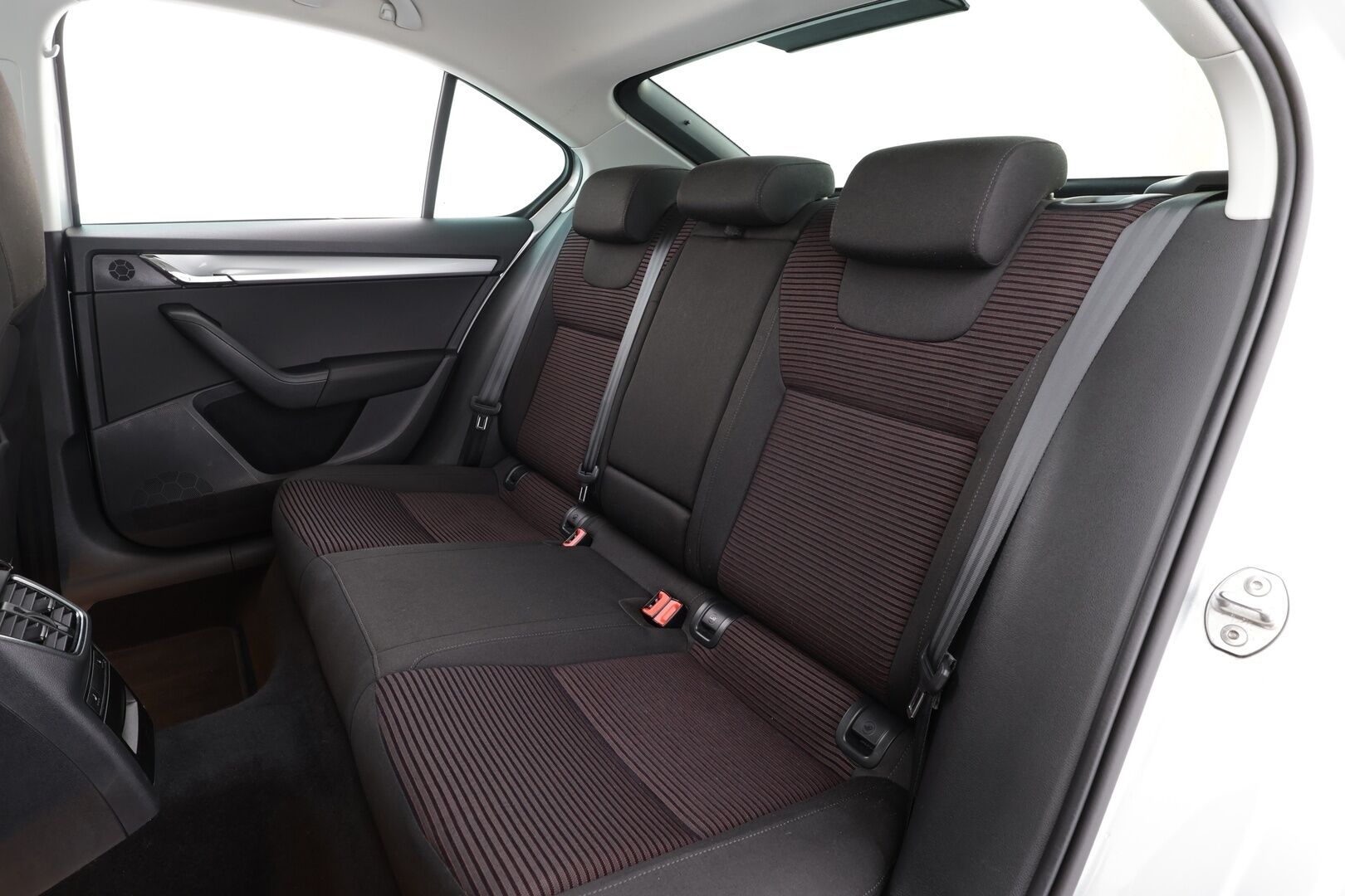 Skoda Octavia 2017 1,4 TSI Style DSG * Vakkari / P.tutkat / Lasikattoluukku / Sporttipenkit / Webasto / KeylessGo * - Suomi-auto / Kahdet renkaat aluvanteilla - HULLU BLACKWEEK KORKOTARJOUS 2,49%