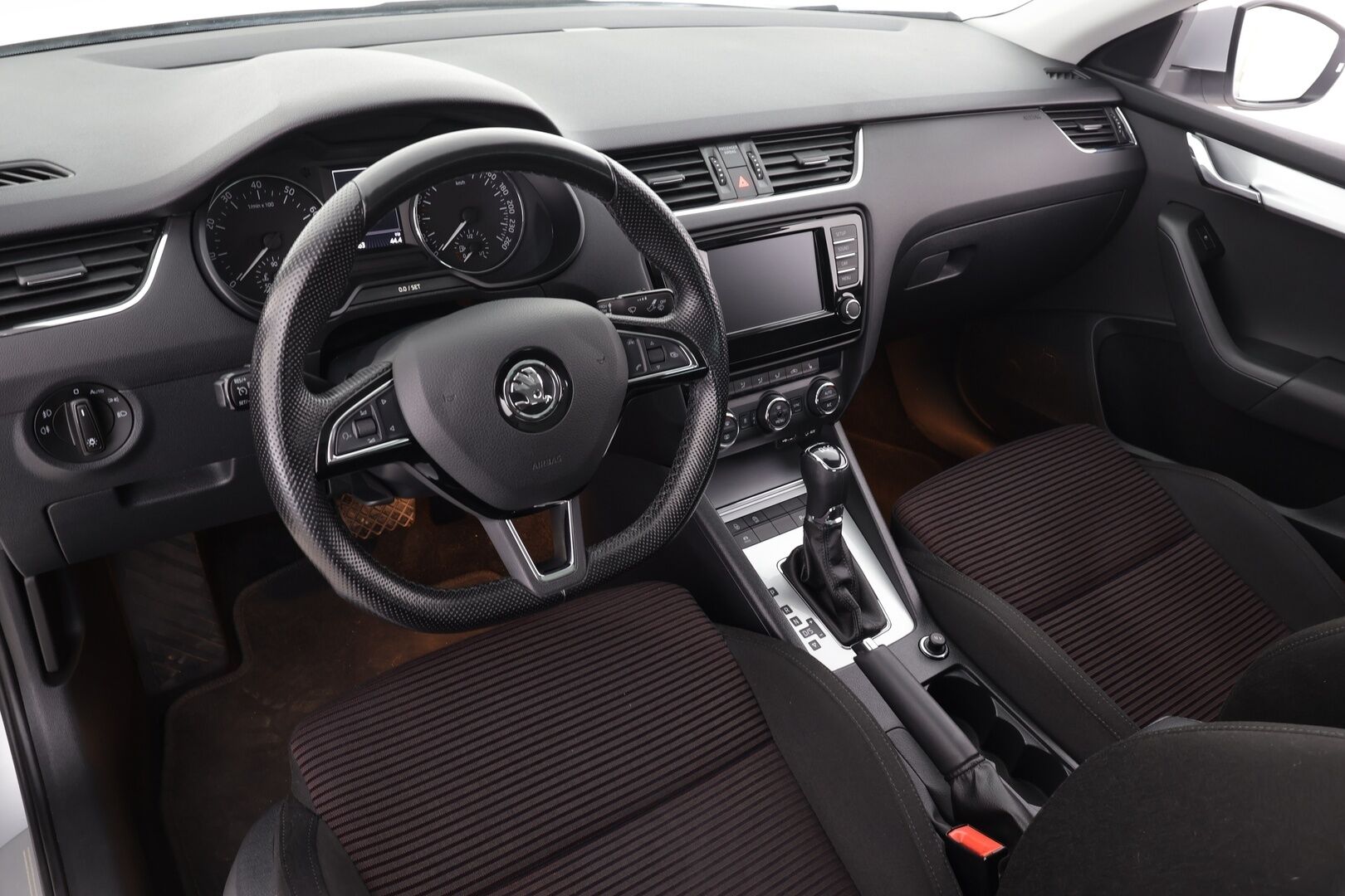 Skoda Octavia 2017 1,4 TSI Style DSG * Vakkari / P.tutkat / Lasikattoluukku / Sporttipenkit / Webasto / KeylessGo * - Suomi-auto / Kahdet renkaat aluvanteilla - HULLU BLACKWEEK KORKOTARJOUS 2,49%