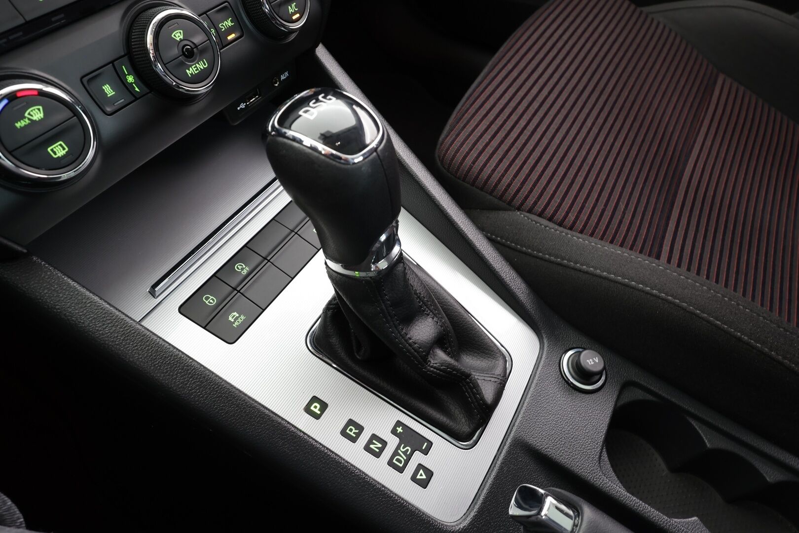 Skoda Octavia 2017 1,4 TSI Style DSG * Vakkari / P.tutkat / Lasikattoluukku / Sporttipenkit / Webasto / KeylessGo * - Suomi-auto / Kahdet renkaat aluvanteilla - HULLU BLACKWEEK KORKOTARJOUS 2,49%