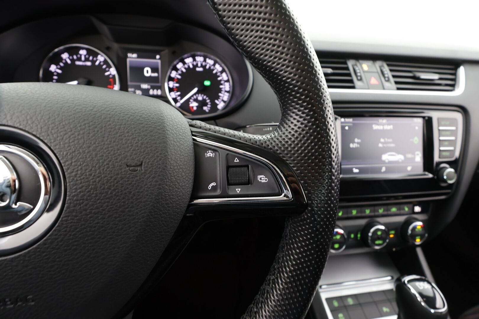 Skoda Octavia 2017 1,4 TSI Style DSG * Vakkari / P.tutkat / Lasikattoluukku / Sporttipenkit / Webasto / KeylessGo * - Suomi-auto / Kahdet renkaat aluvanteilla - HULLU BLACKWEEK KORKOTARJOUS 2,49%