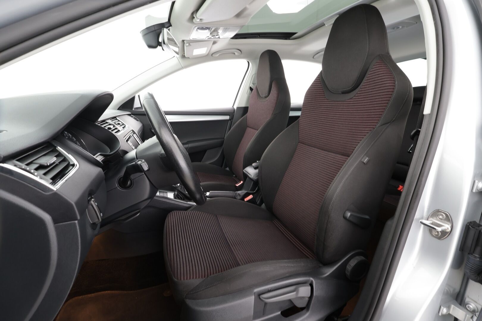 Skoda Octavia 2017 1,4 TSI Style DSG * Vakkari / P.tutkat / Lasikattoluukku / Sporttipenkit / Webasto / KeylessGo * - Suomi-auto / Kahdet renkaat aluvanteilla - HULLU BLACKWEEK KORKOTARJOUS 2,49%