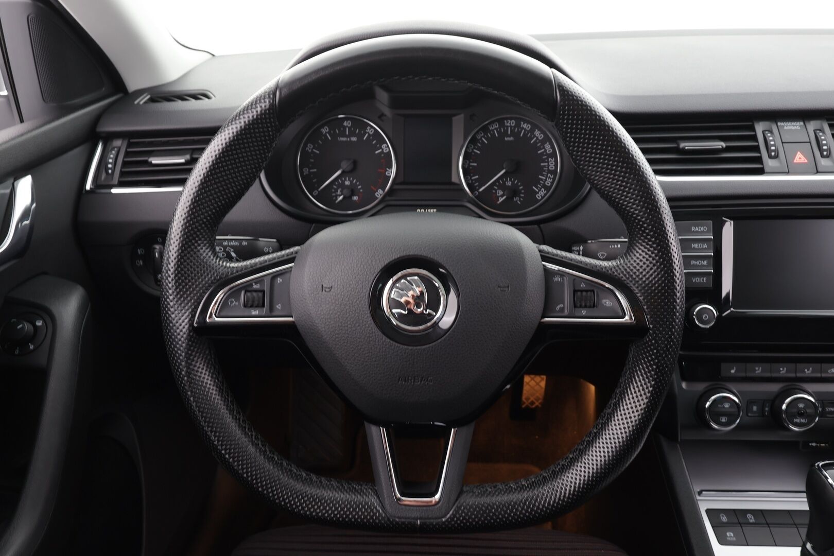 Skoda Octavia 2017 1,4 TSI Style DSG * Vakkari / P.tutkat / Lasikattoluukku / Sporttipenkit / Webasto / KeylessGo * - Suomi-auto / Kahdet renkaat aluvanteilla - HULLU BLACKWEEK KORKOTARJOUS 2,49%